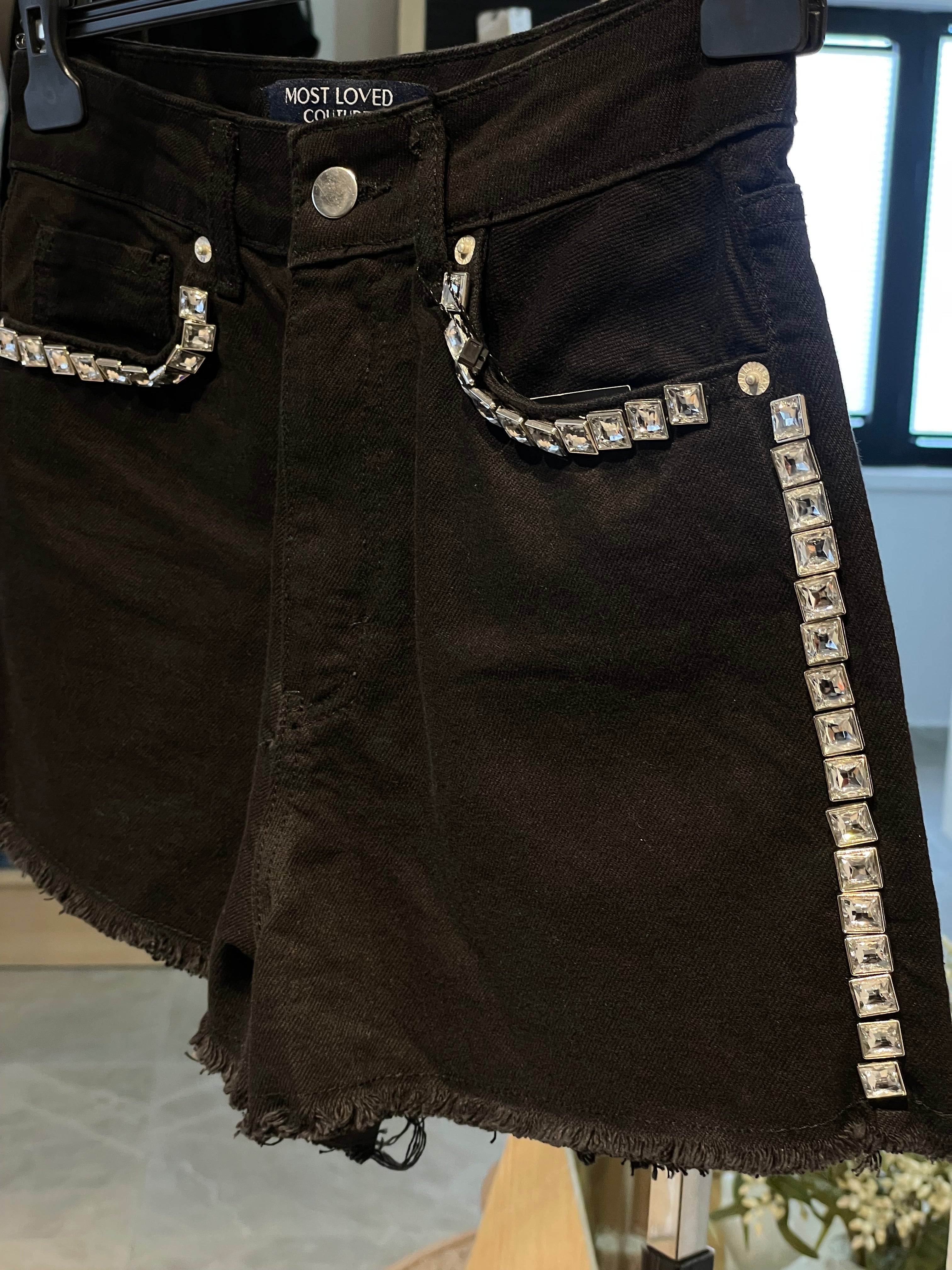 Taş Detaylı Kısa Şort