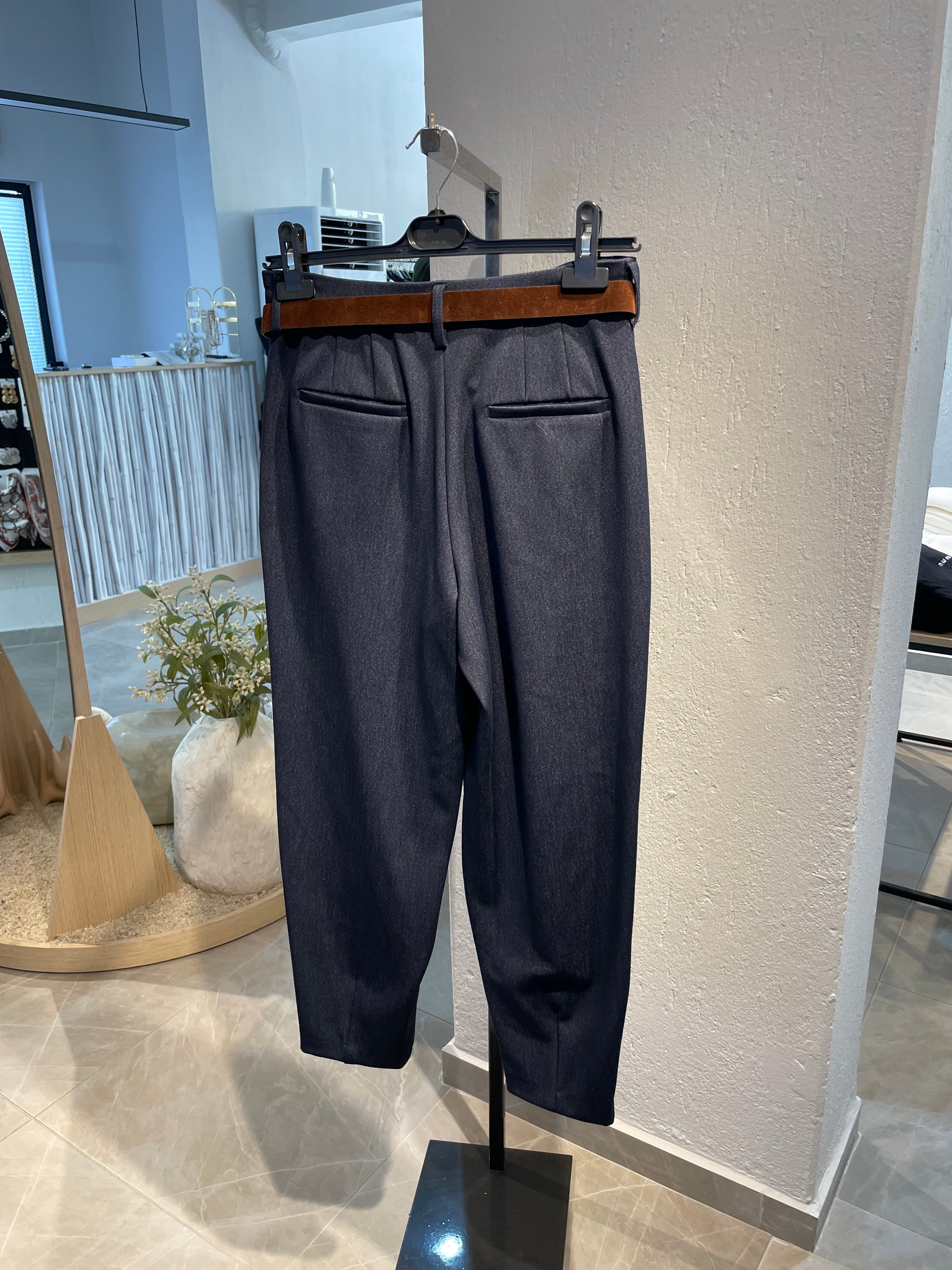 Kemerli Dokulu Lacivert Pensli Pantolon