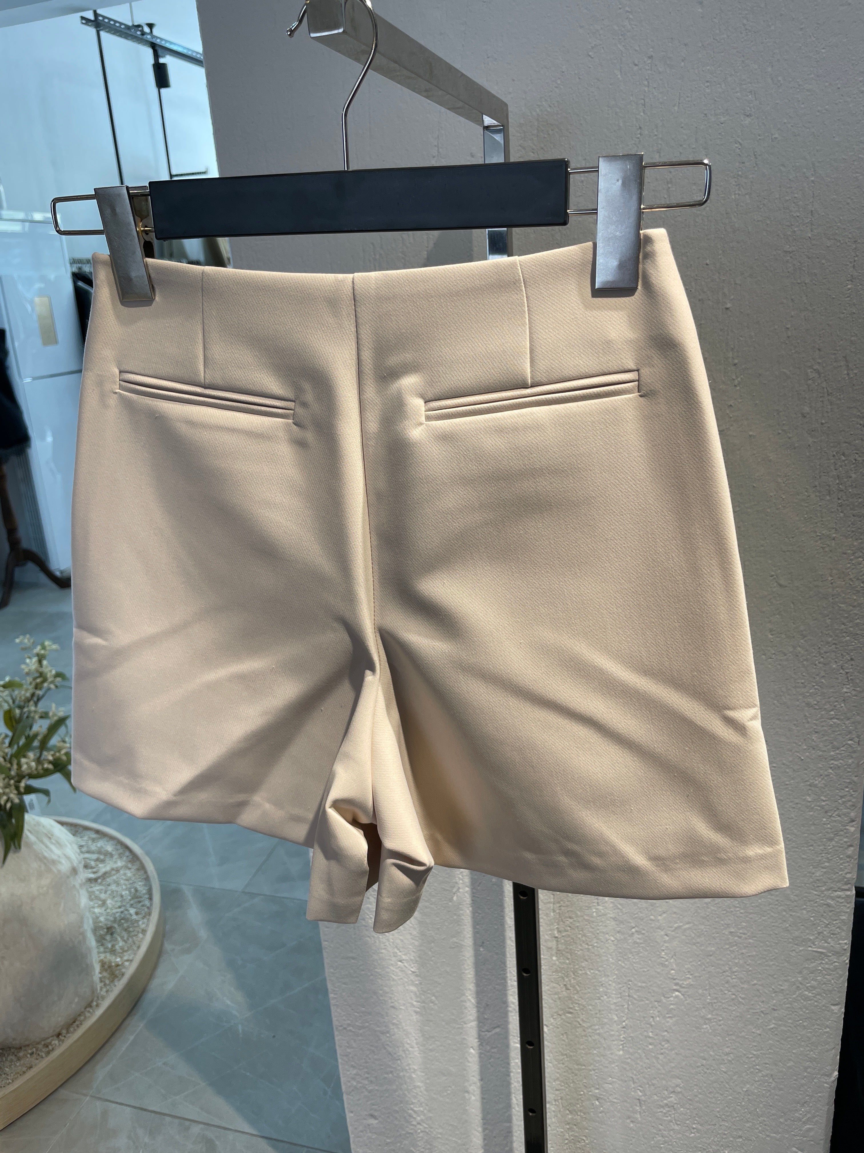 Cep Ve Yırtmaç Detaylı Şort Etek