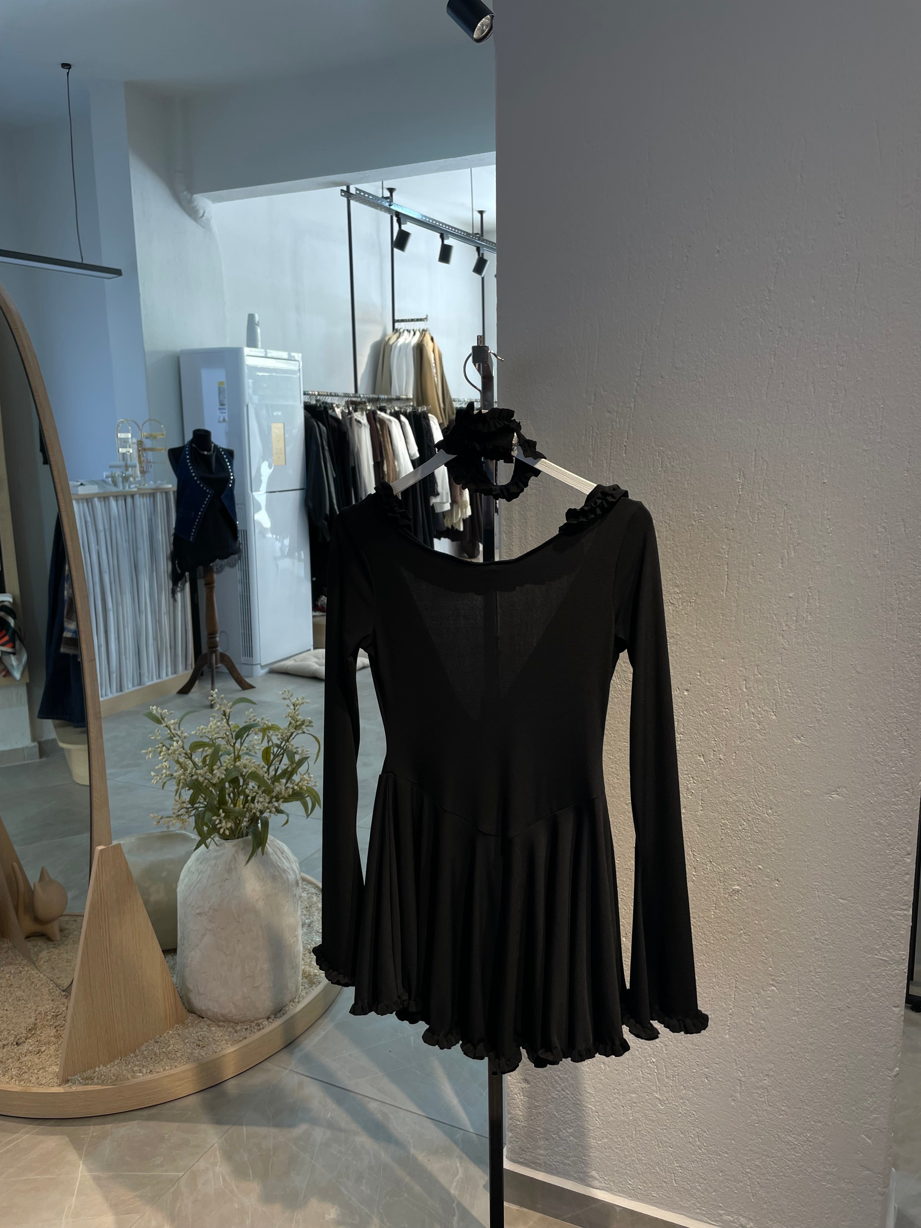 Siyah Rahat Kumaş Sırt Açık Elbise