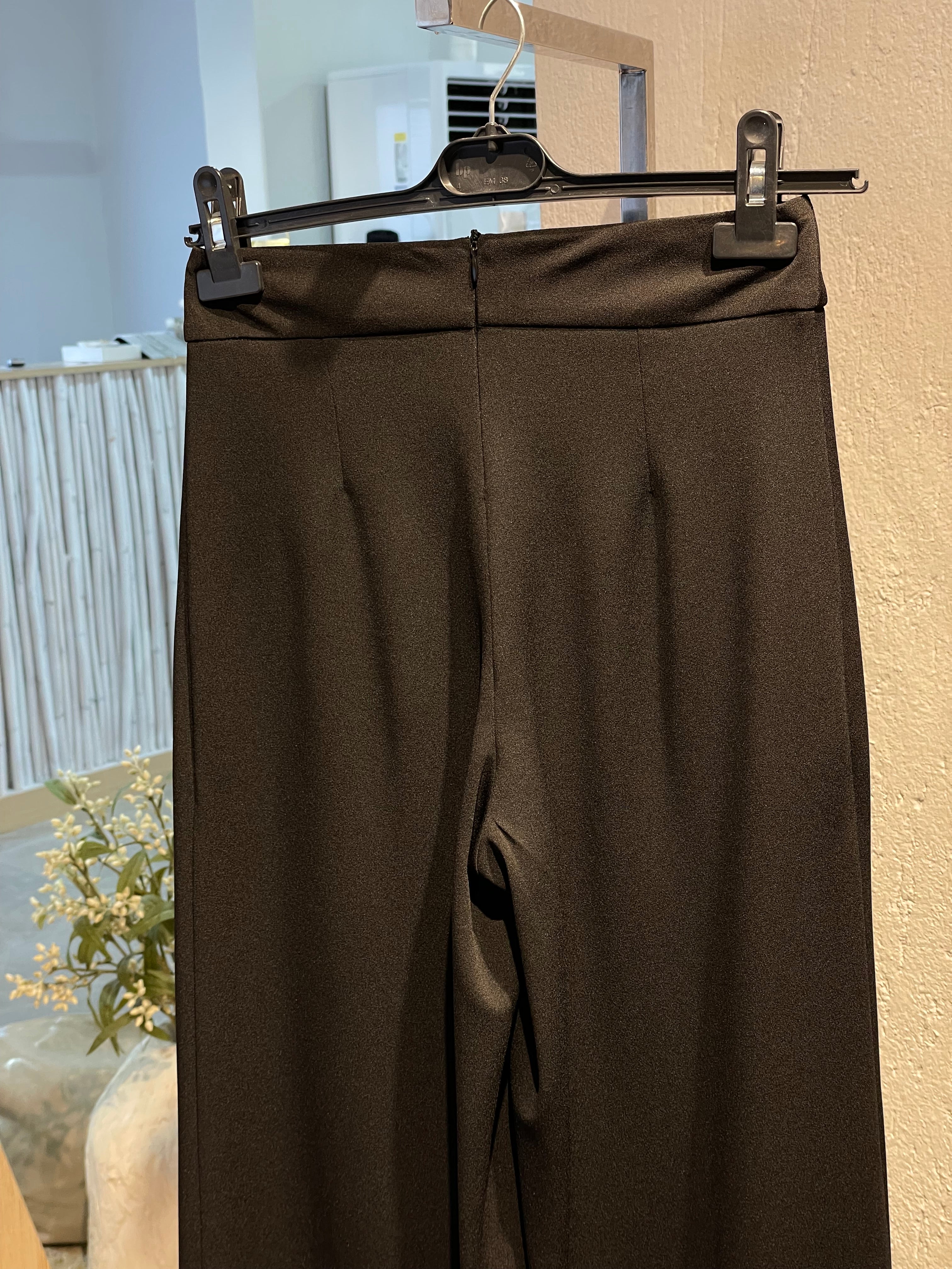 Önden Yırtmaçlı Kemer Detaylı Kumaş Pantolon