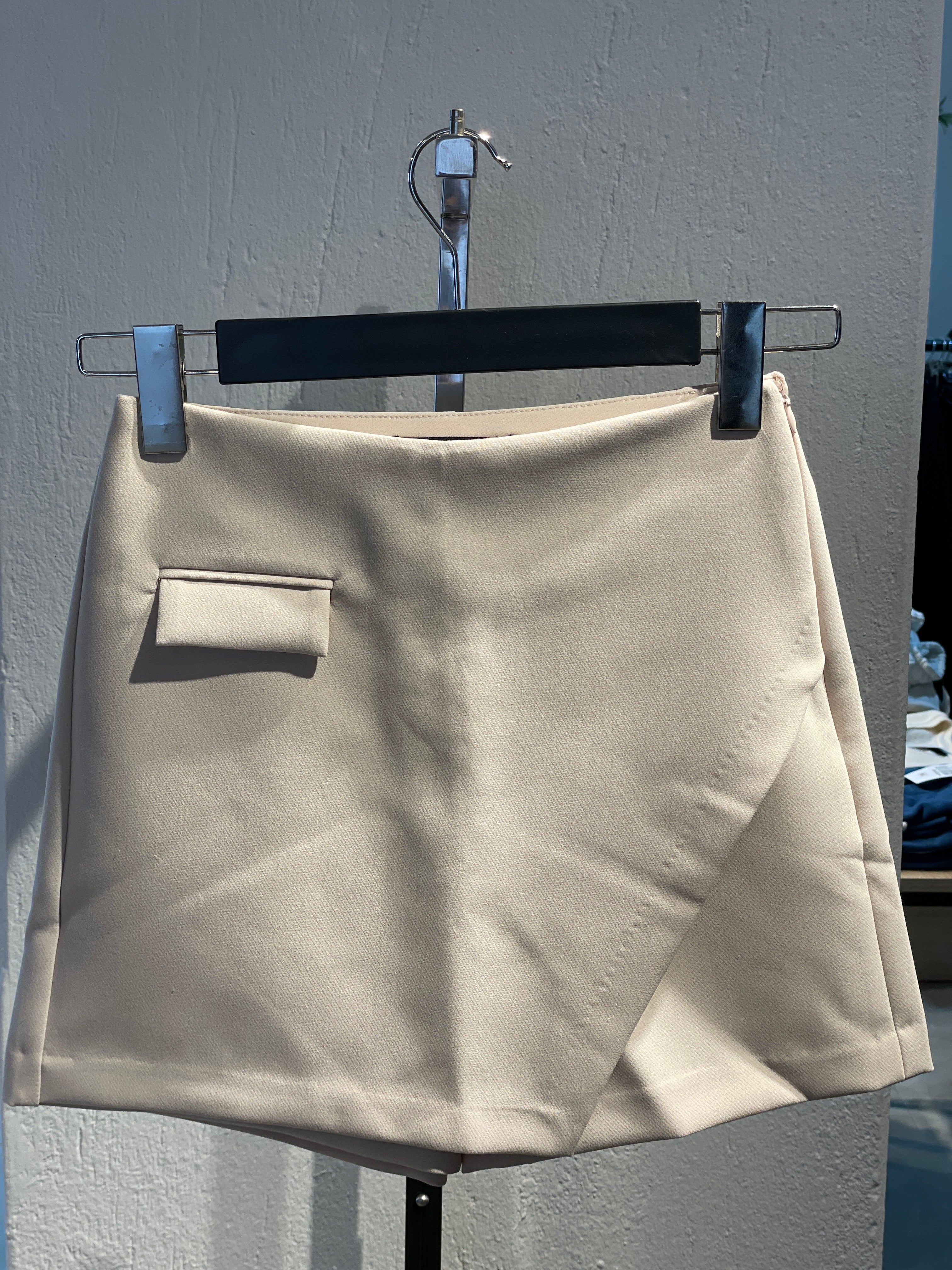 Cep Ve Yırtmaç Detaylı Şort Etek