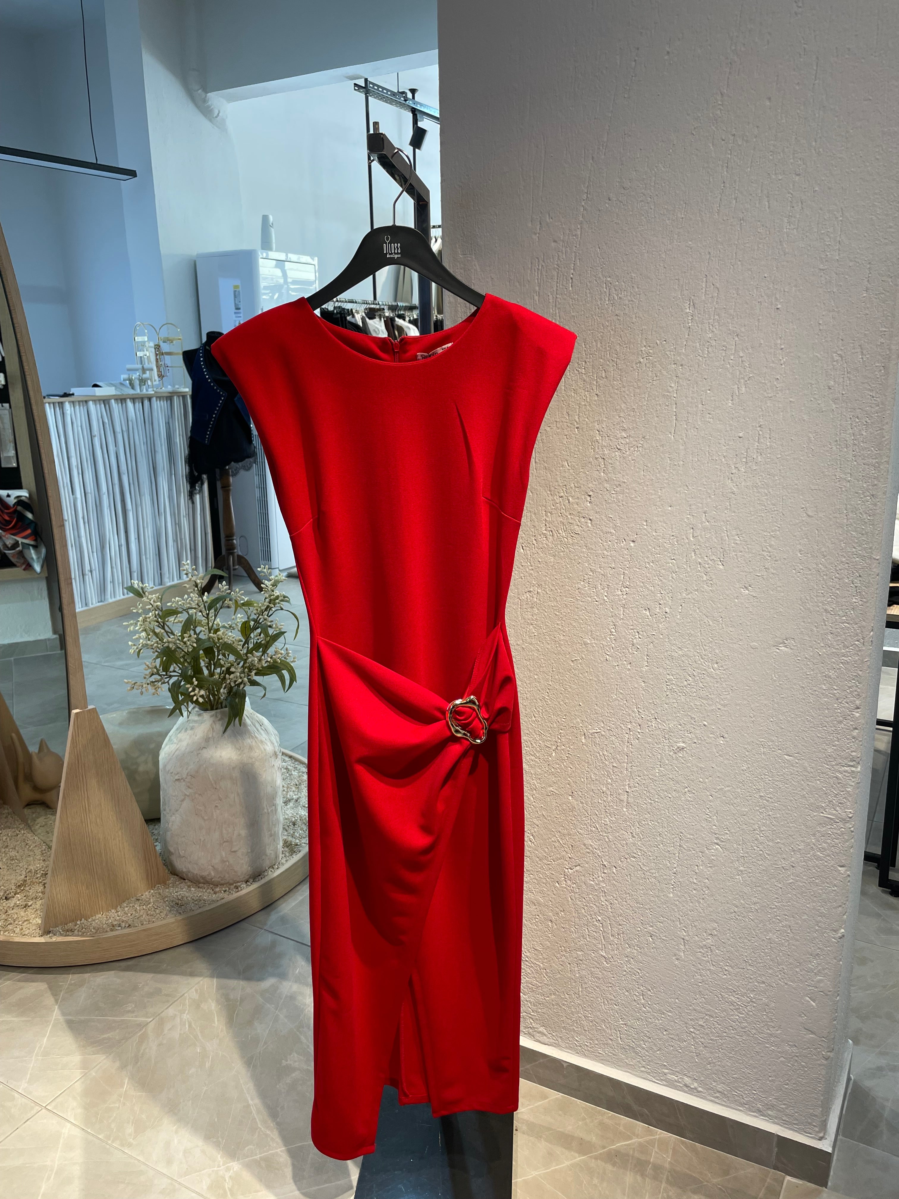 Kırmızı Tokalı Elbise