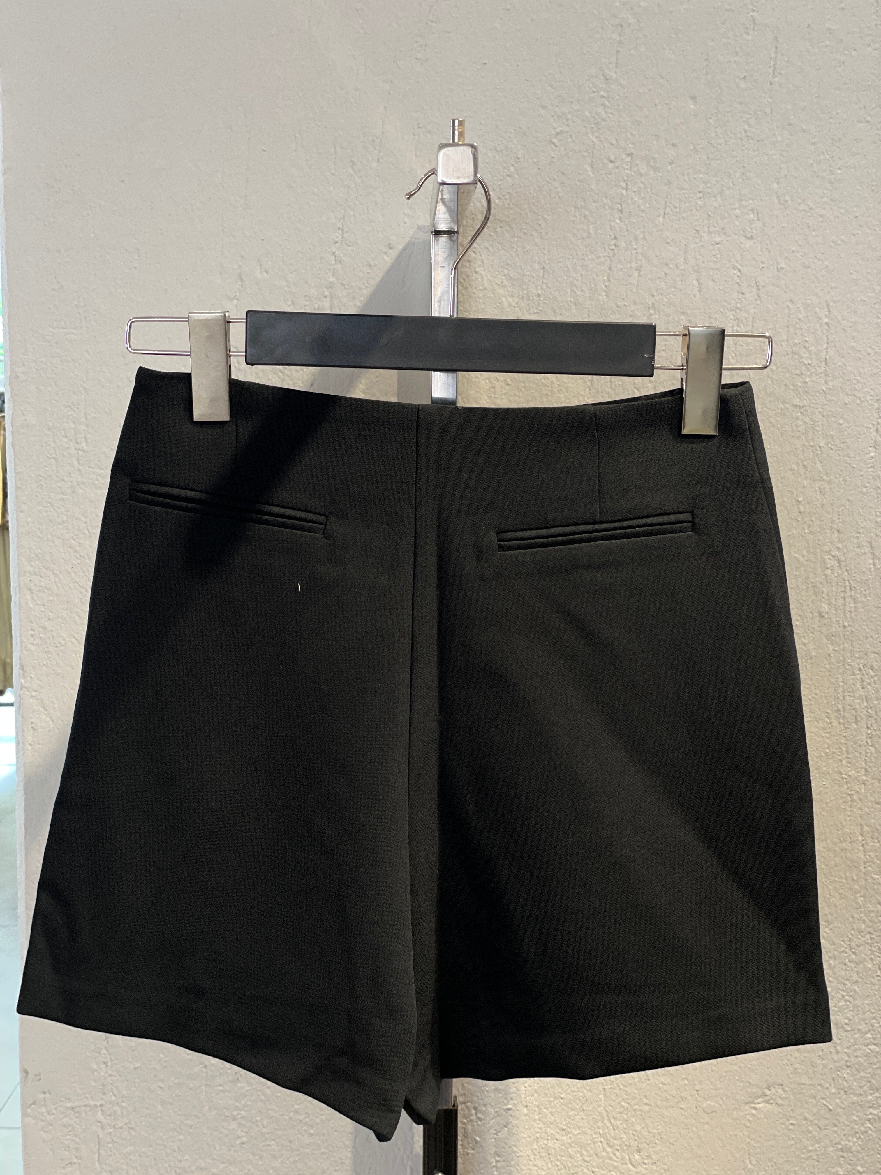 Cep Ve Yırtmaç Detaylı Şort Etek