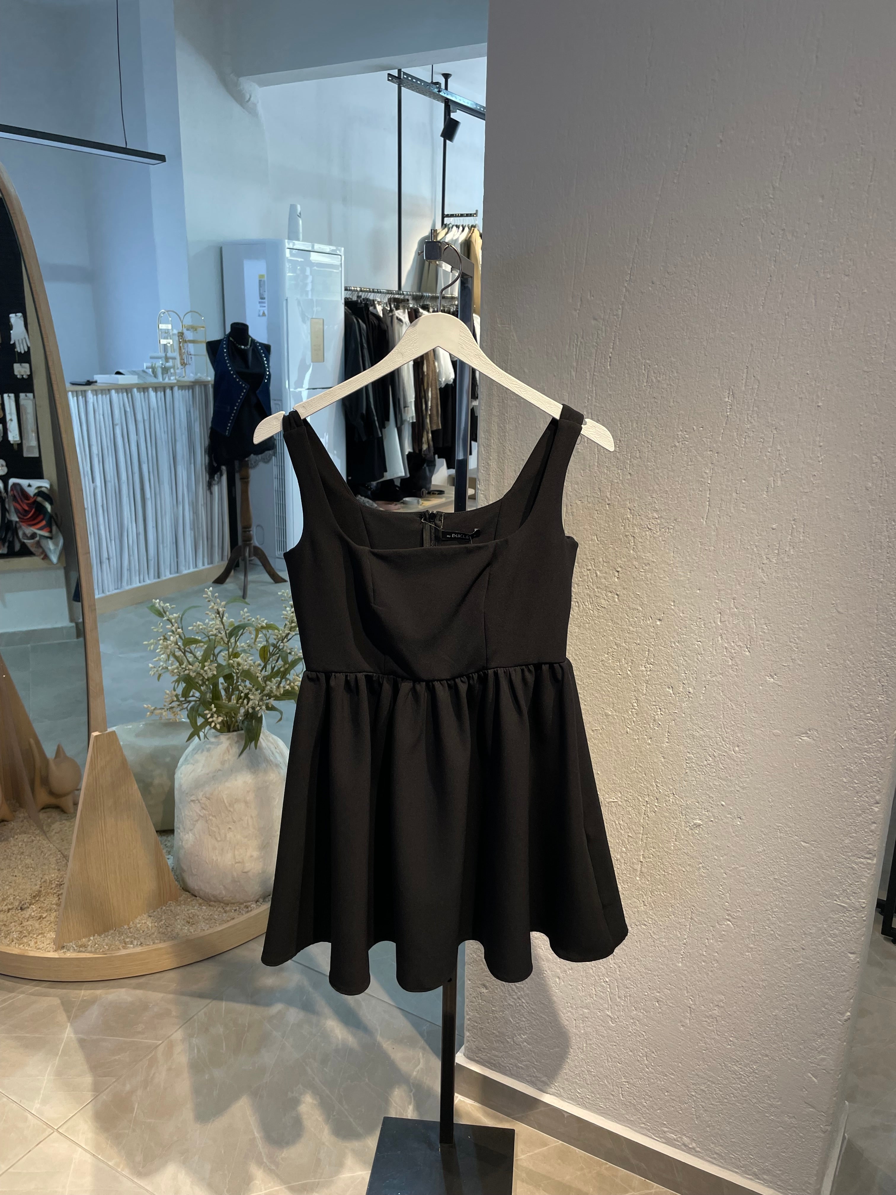 Siyah Kısa Belden Kloş Elbise