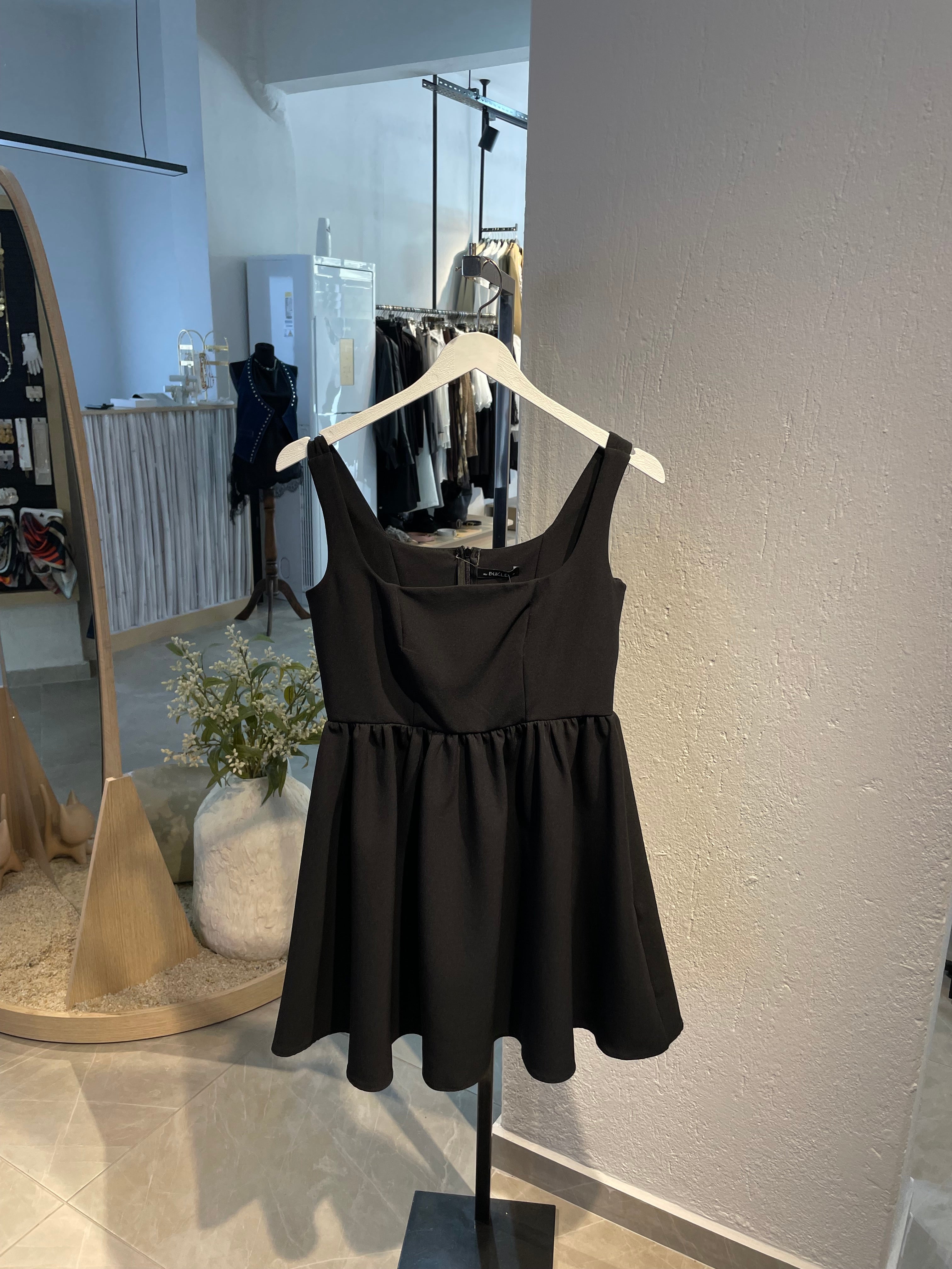 Siyah Kısa Belden Kloş Elbise