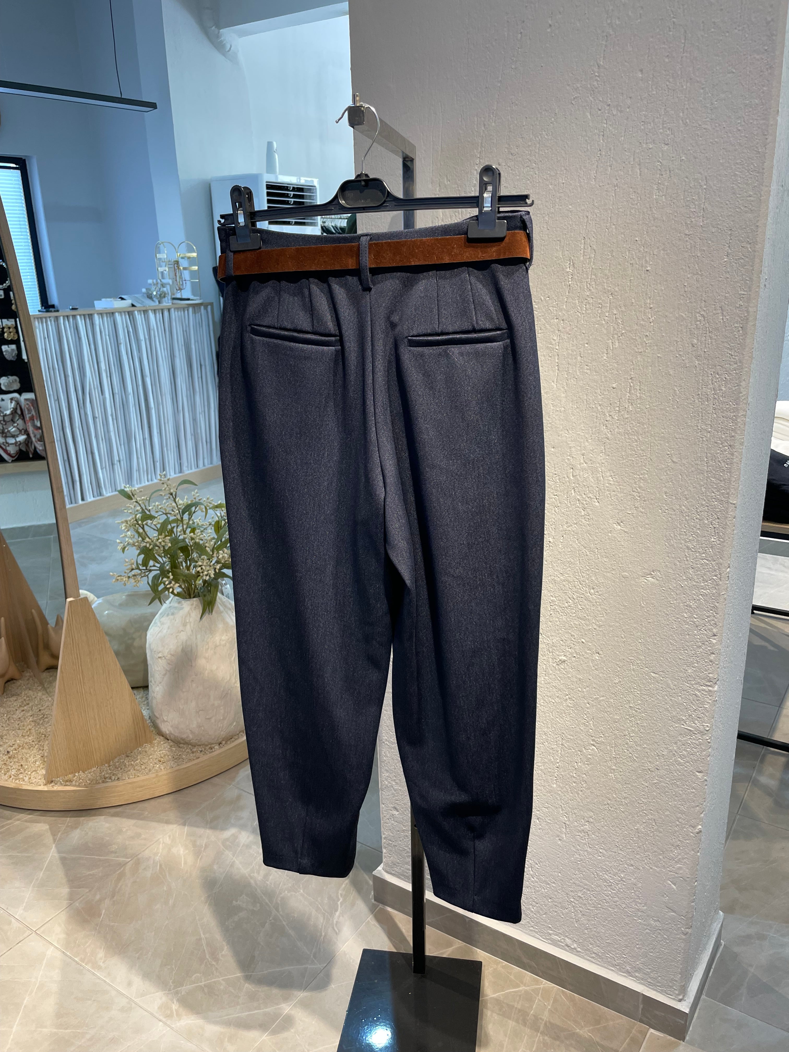 Kemerli Dokulu Lacivert Pensli Pantolon