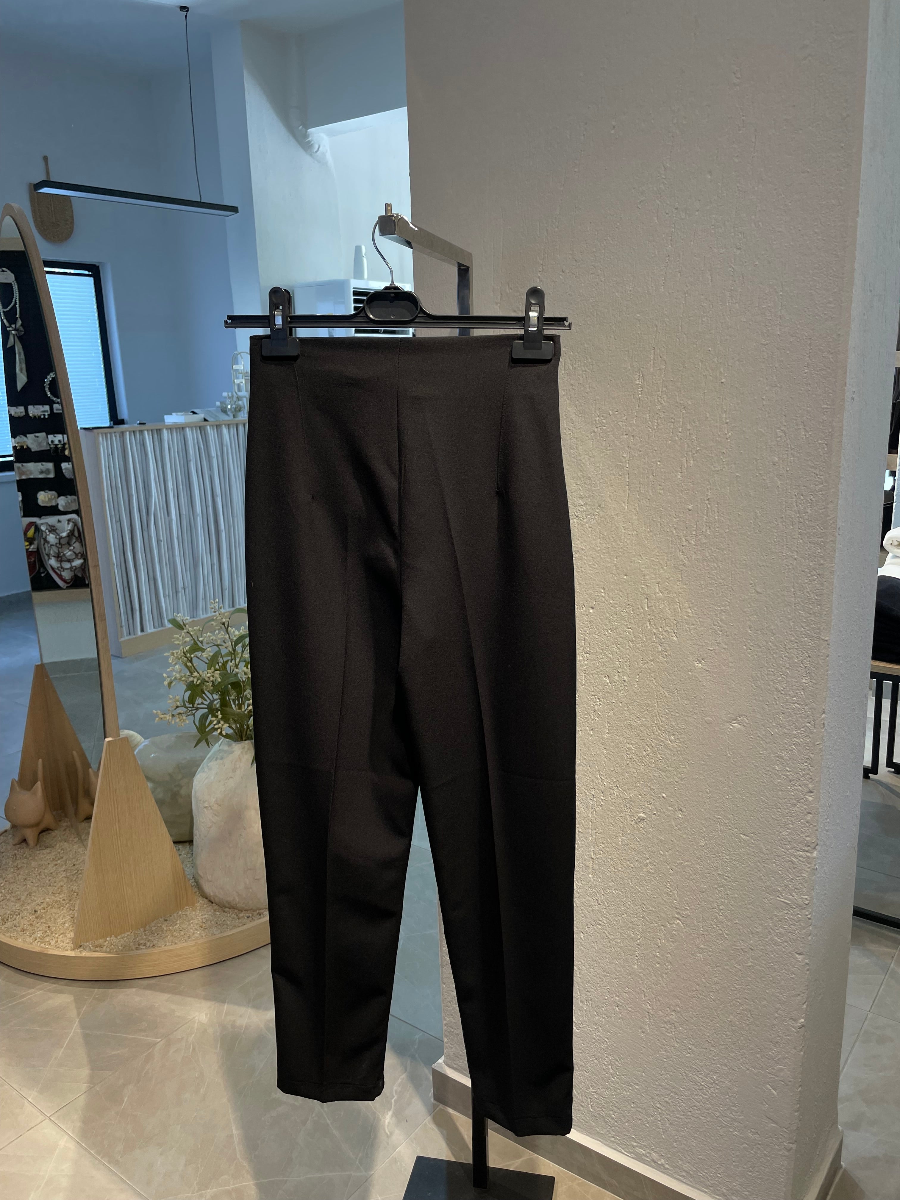 Havuç Kesim Siyah Pantolon