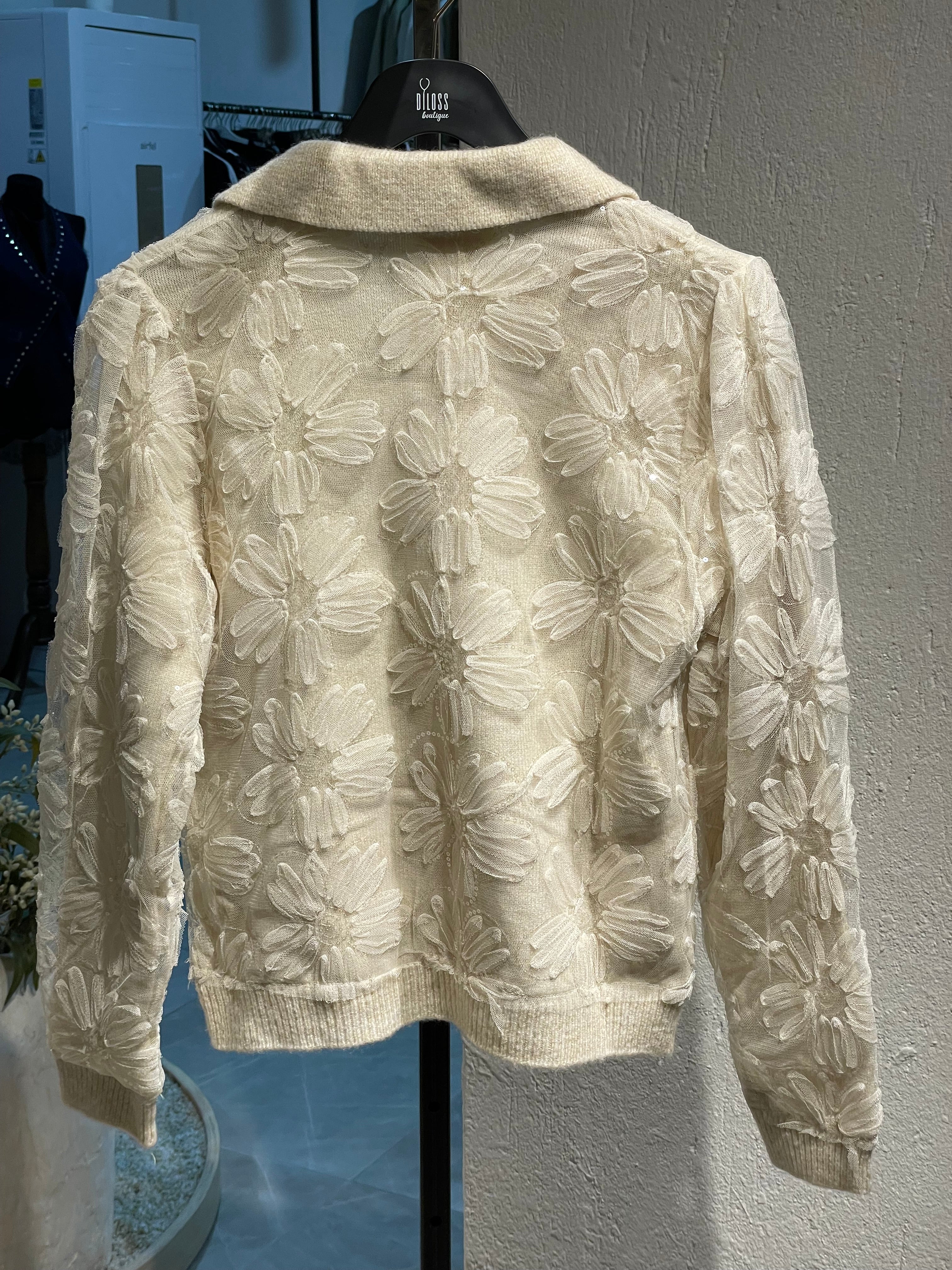 Krem Çiçekli ve Pul Detaylı Hırka