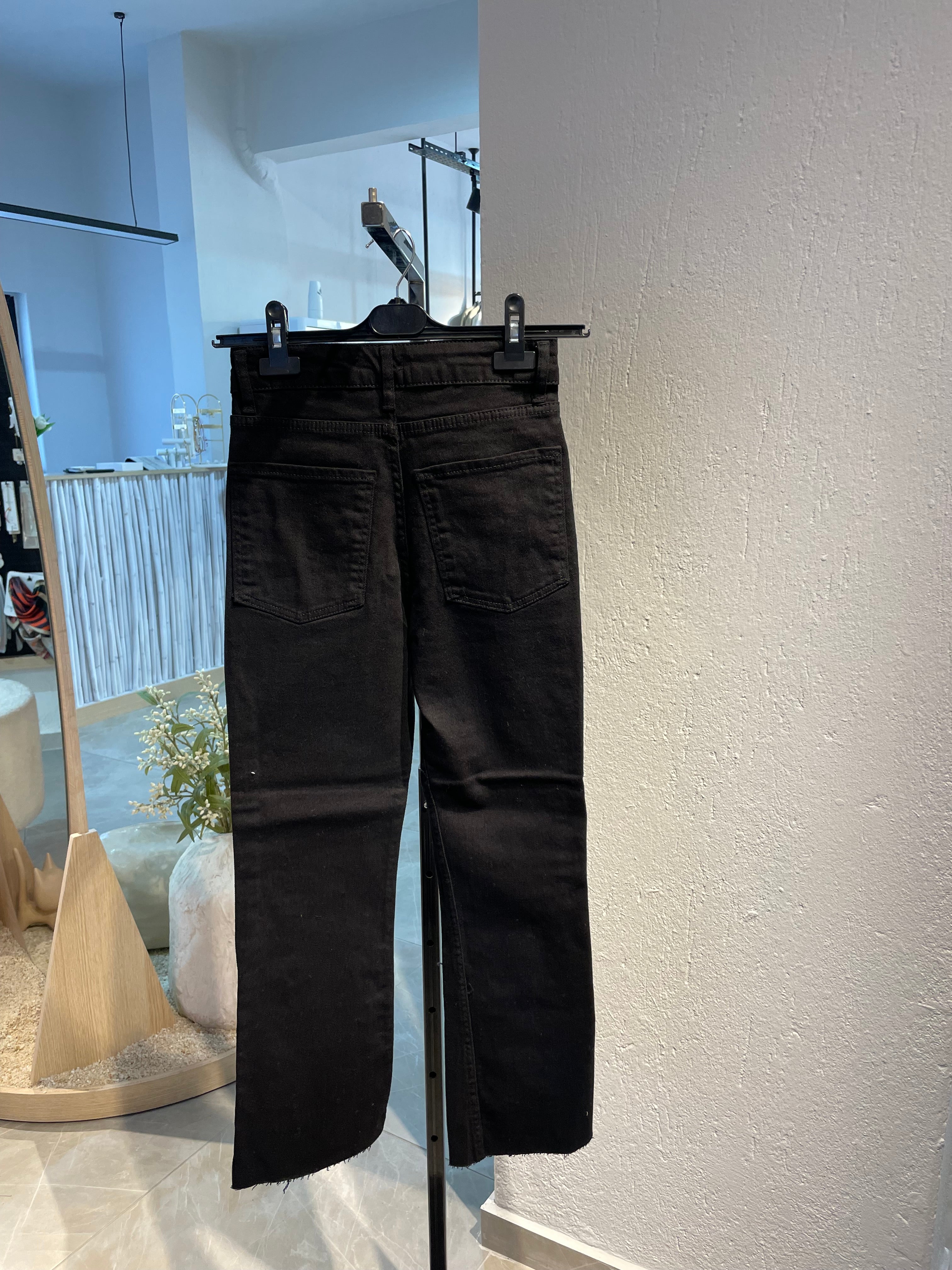 Siyah Düz Kesim Jean