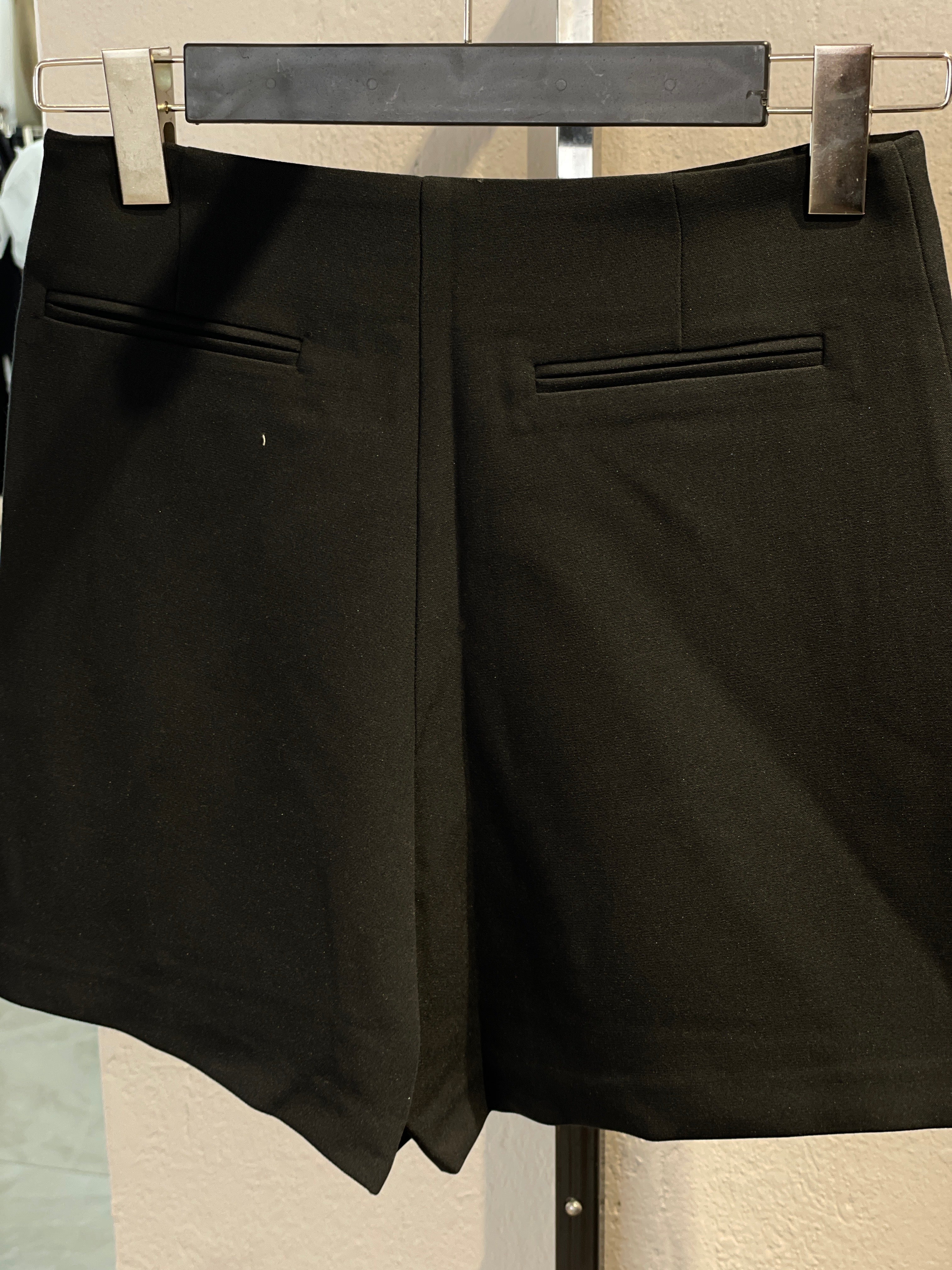 Cep Ve Yırtmaç Detaylı Şort Etek