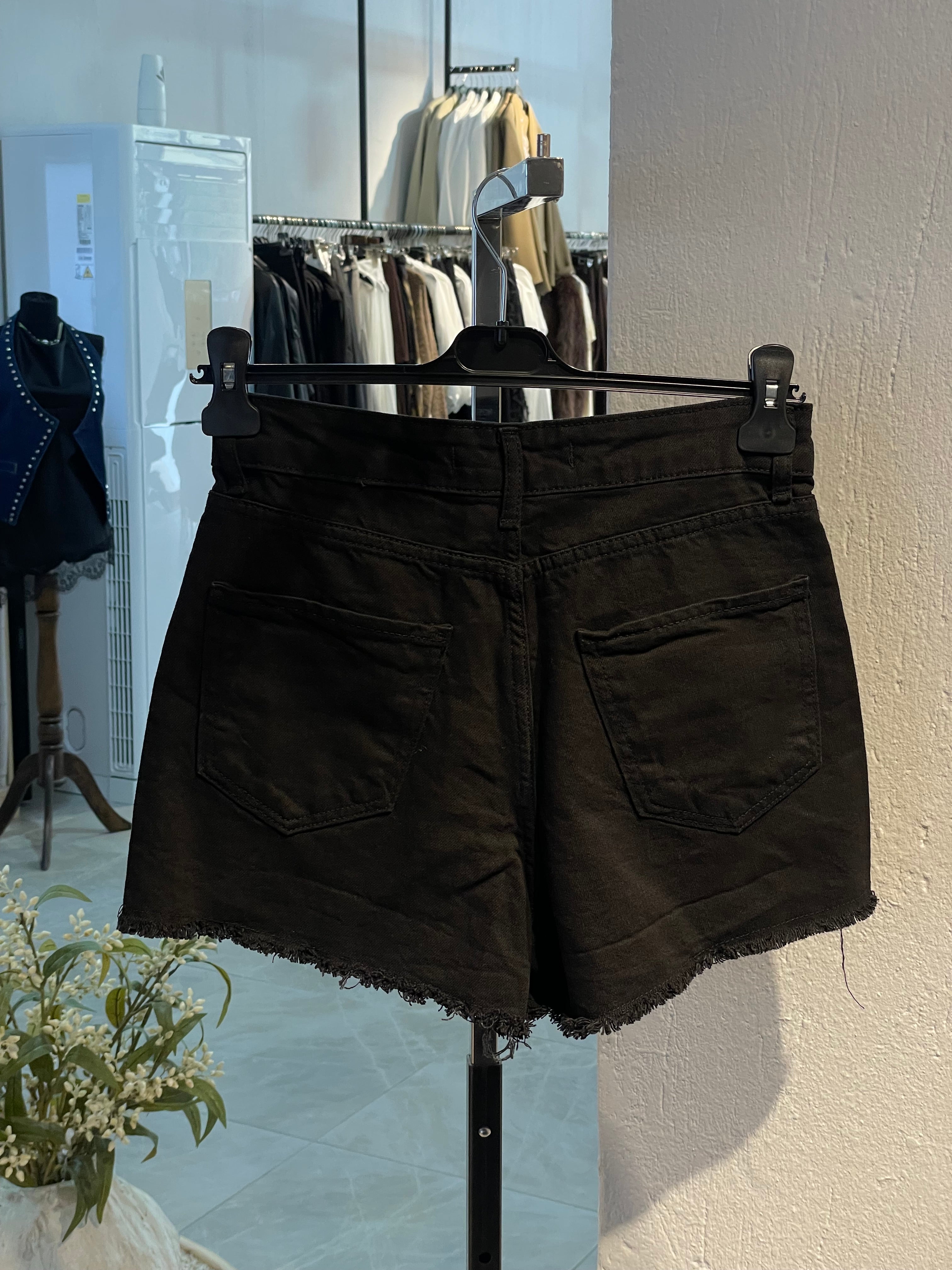 Taş Detaylı Kısa Şort