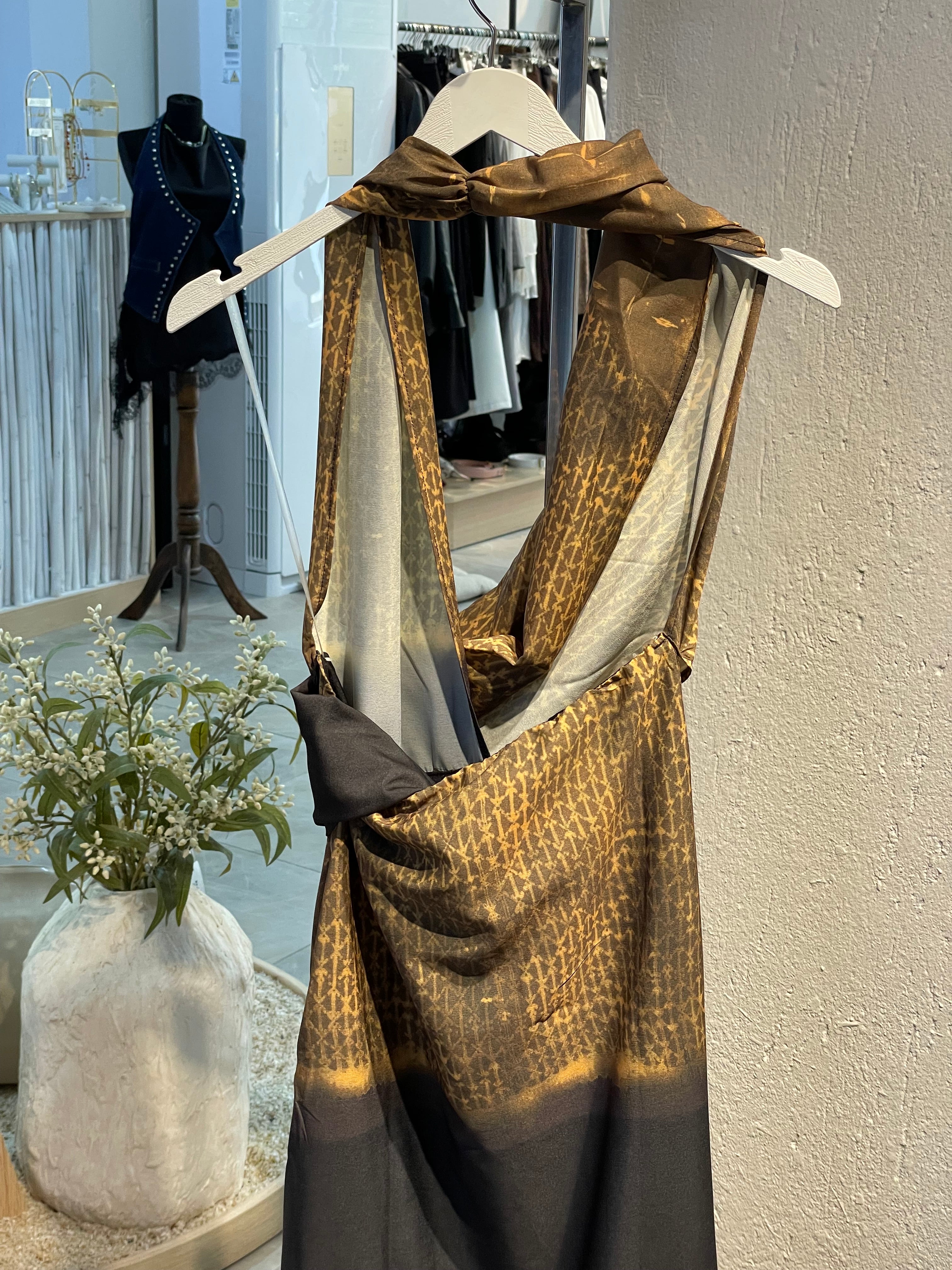 Desenli Asimetrik Kesim Dökümlü Uzun Elbise