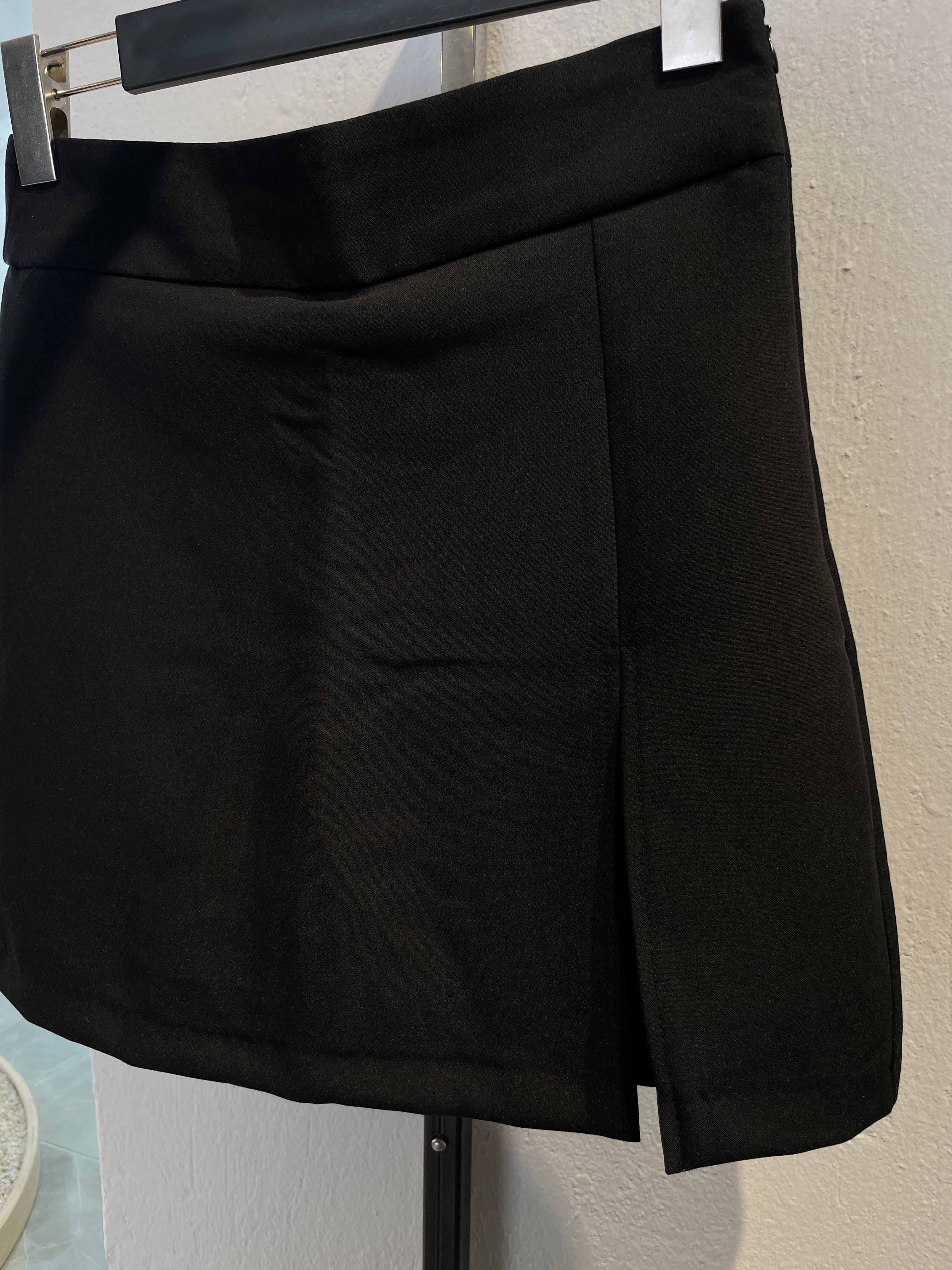 Siyah Yırtmaçlı Şort Etek