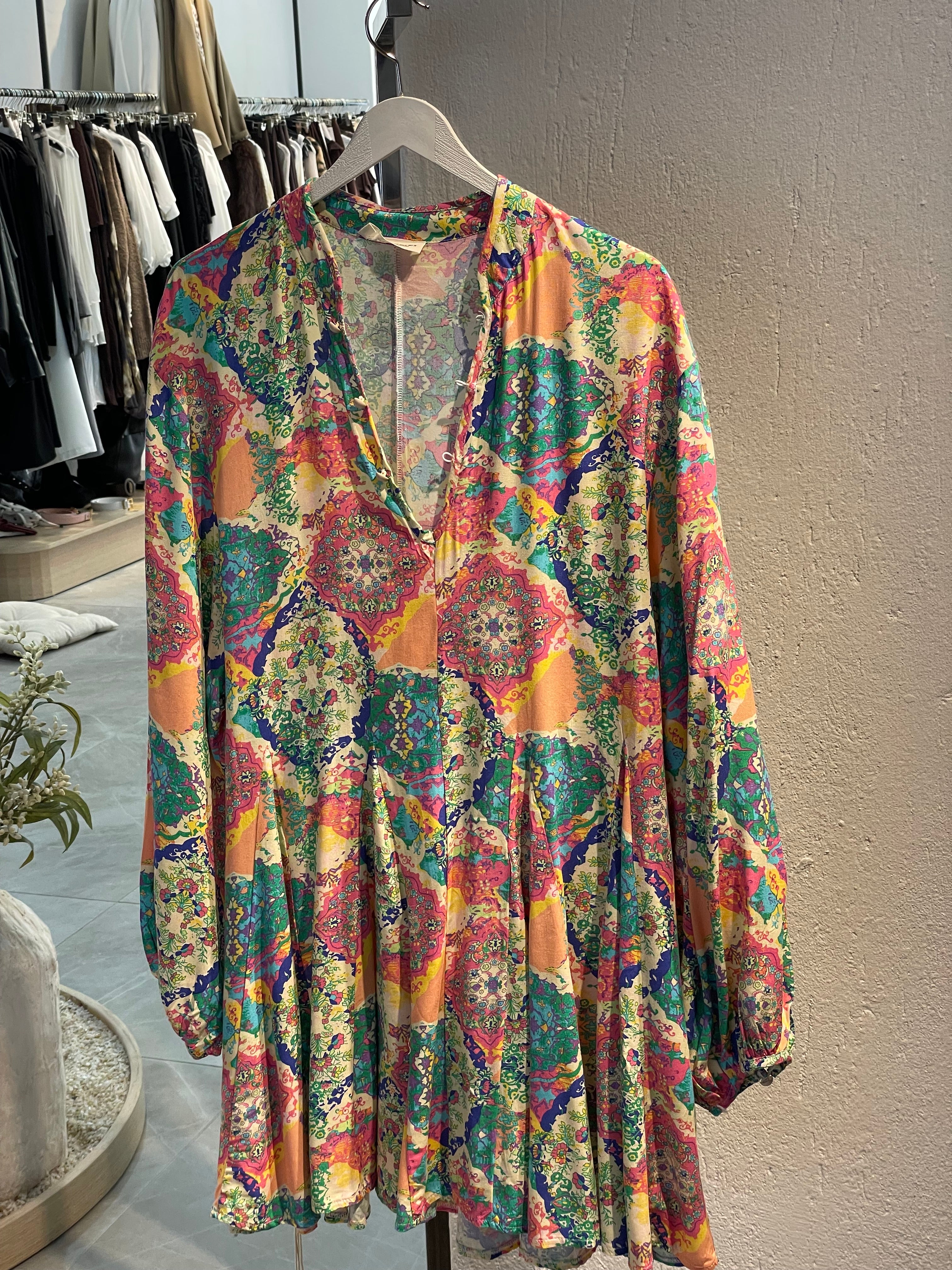 Desenli Kısa Kemerli Elbise