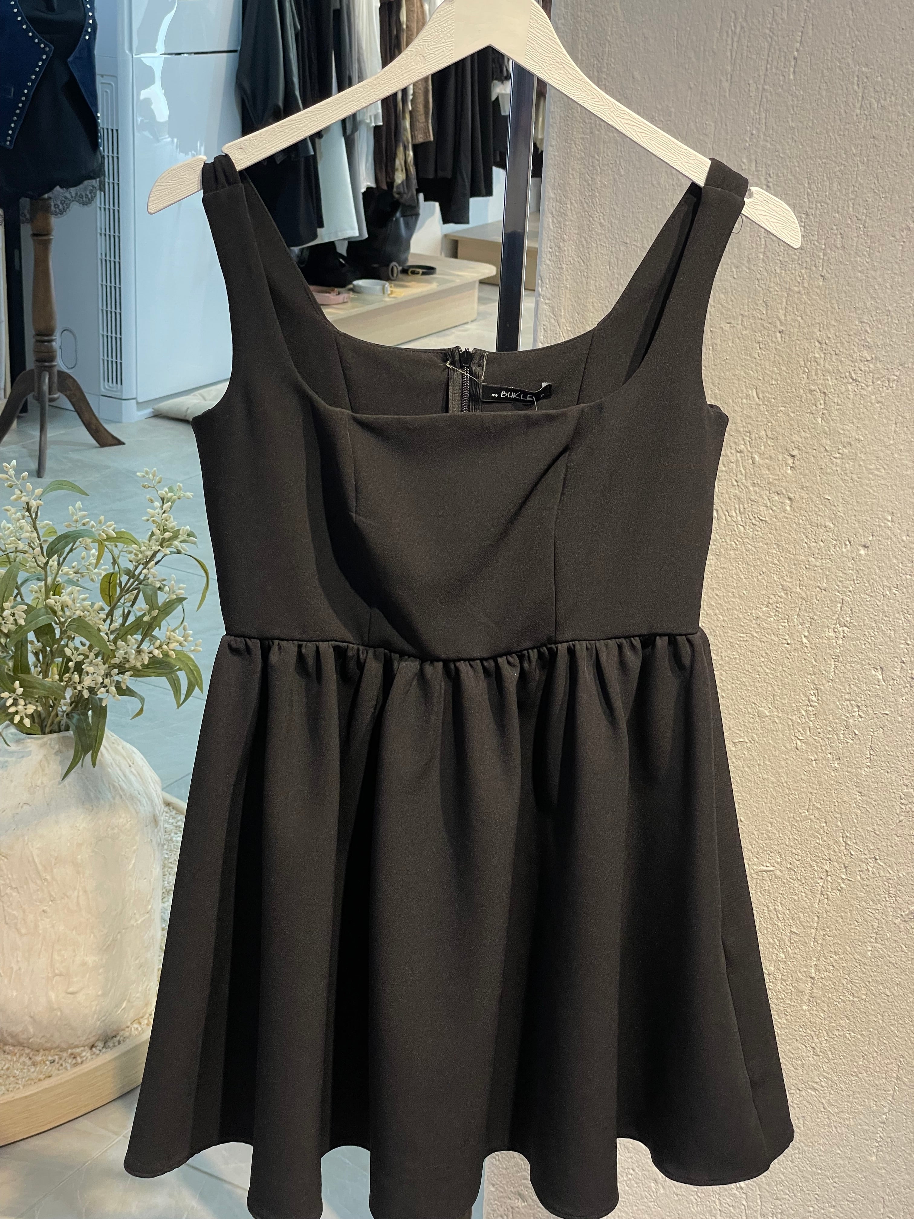 Siyah Kısa Belden Kloş Elbise