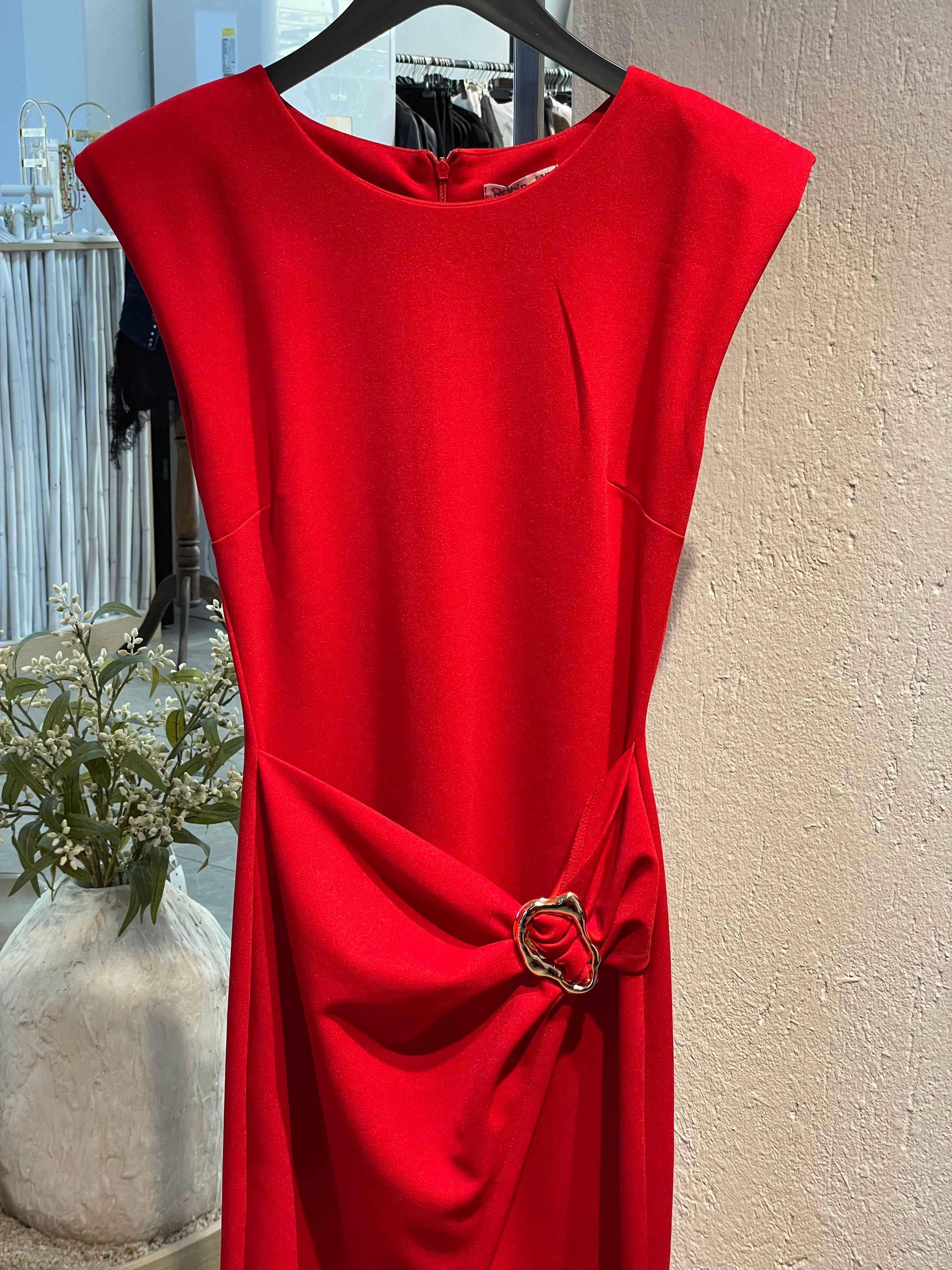 Kırmızı Tokalı Elbise