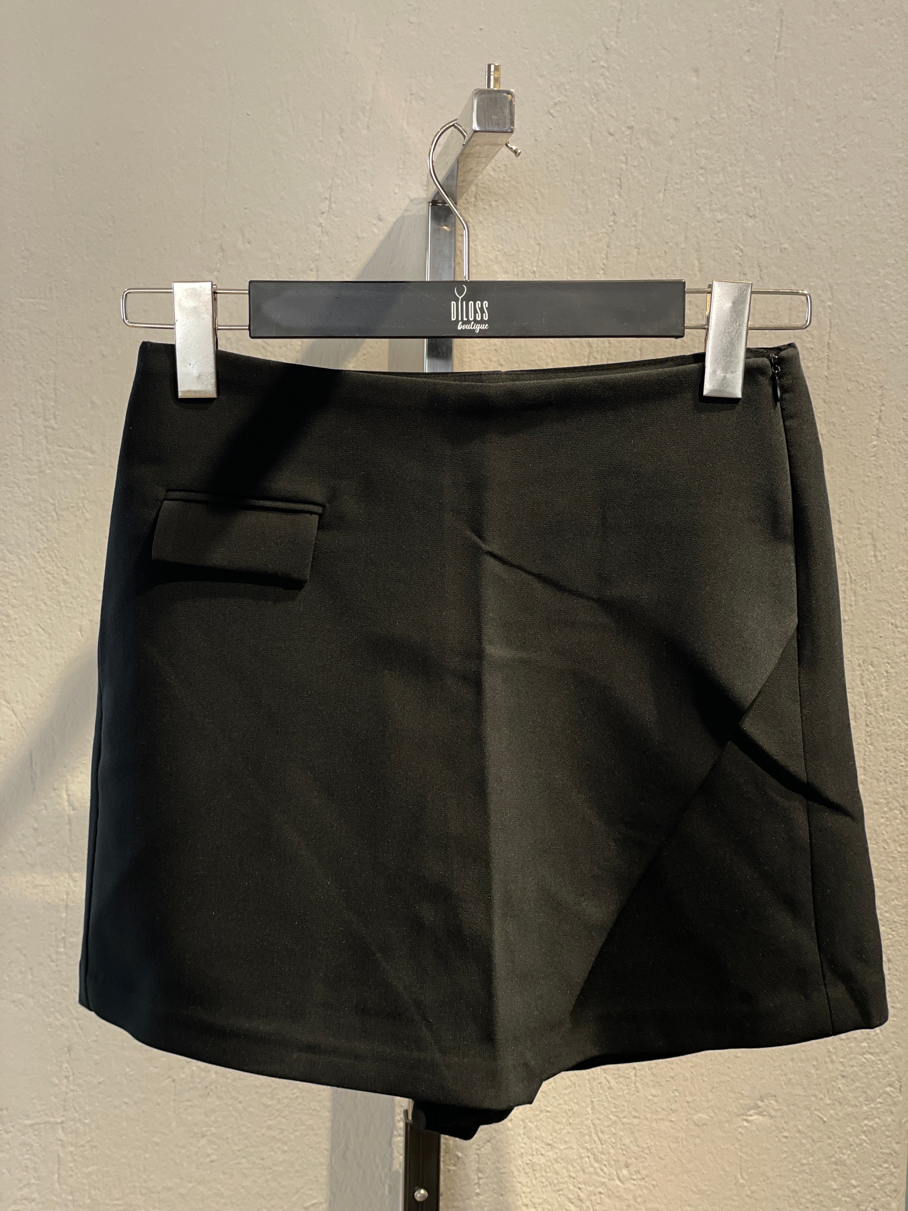 Cep Ve Yırtmaç Detaylı Şort Etek