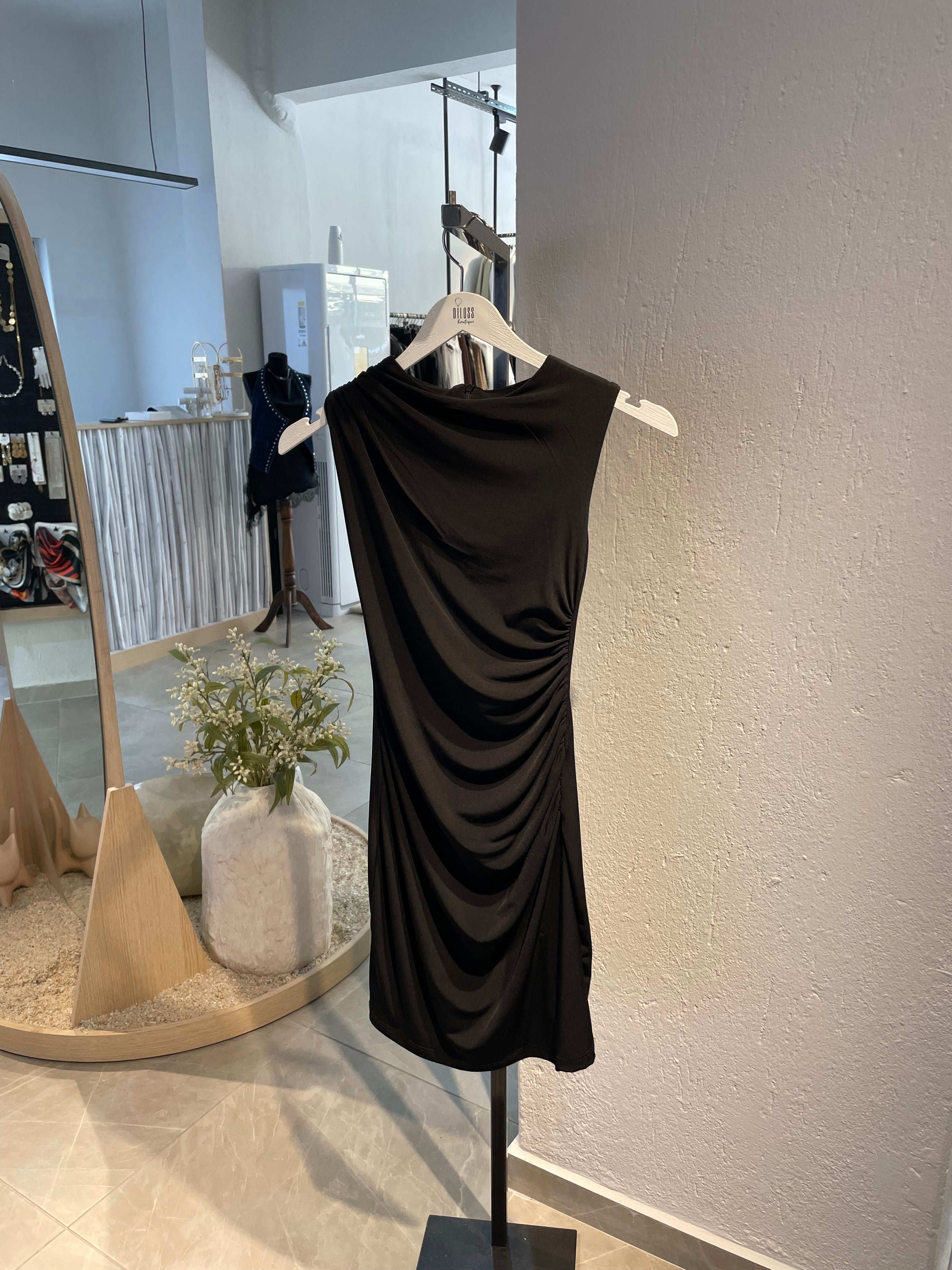 Siyah Drapeli Kısa Elbise