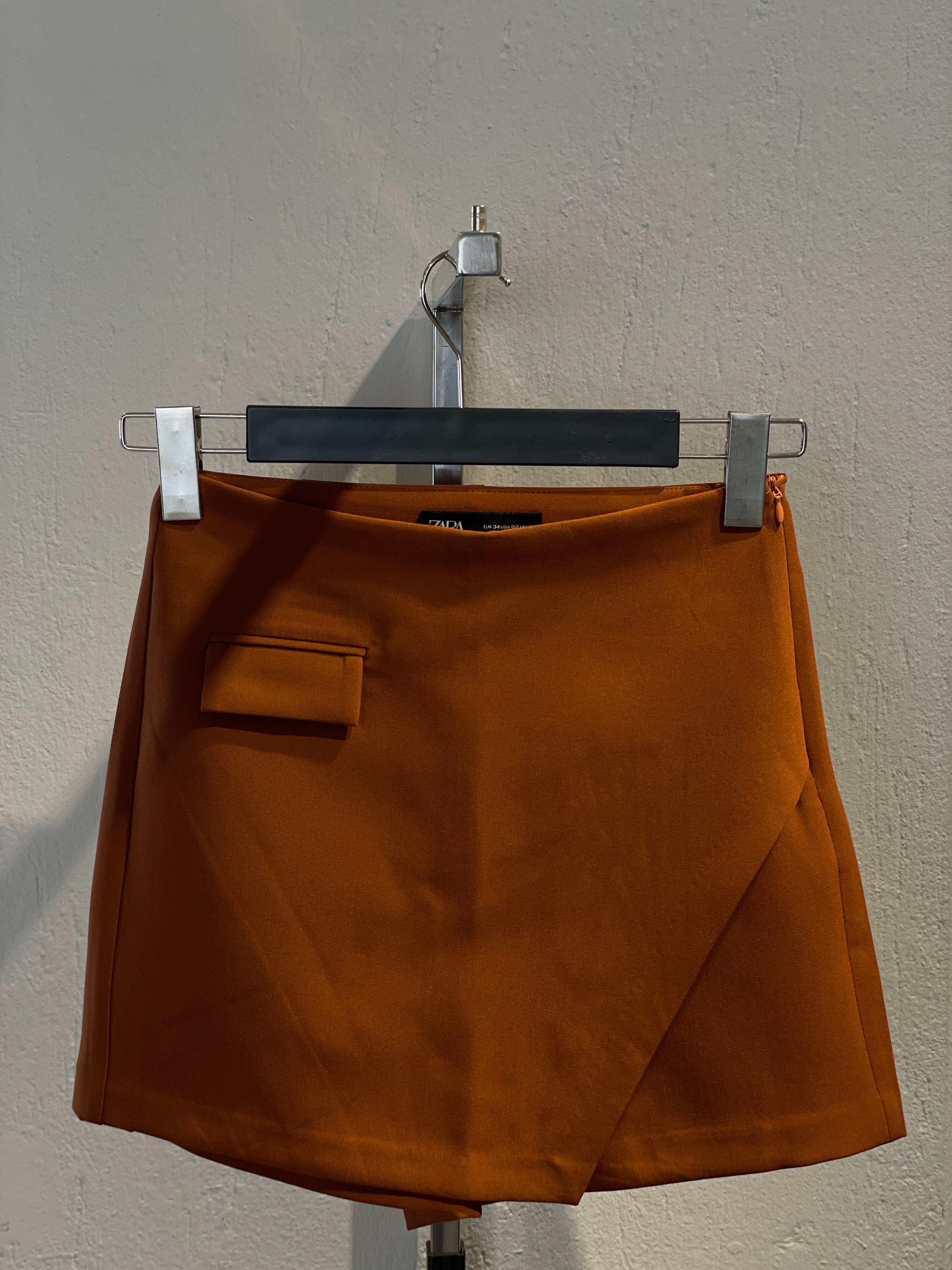 Cep Ve Yırtmaç Detaylı Şort Etek