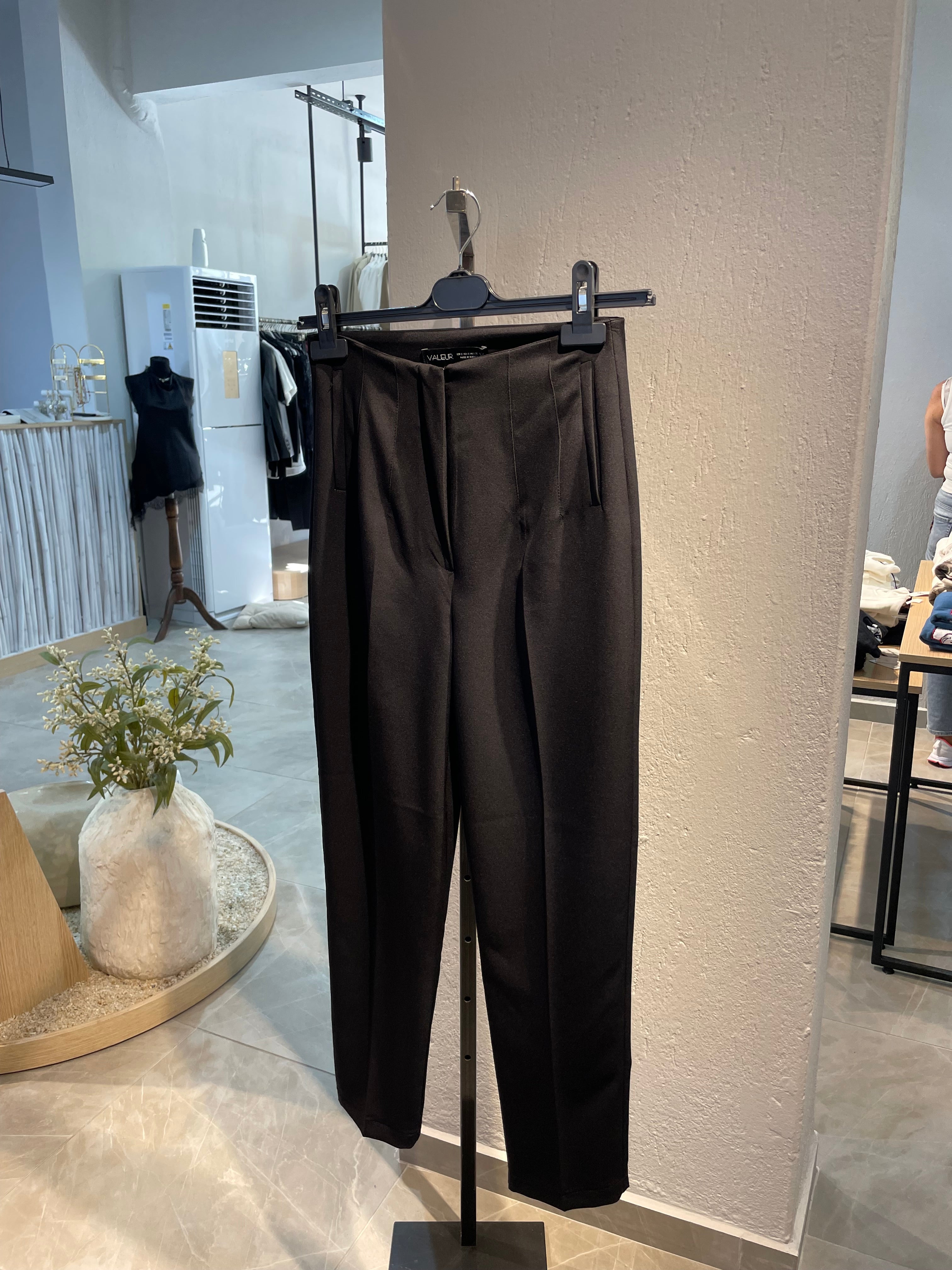 Havuç Kesim Siyah Pantolon