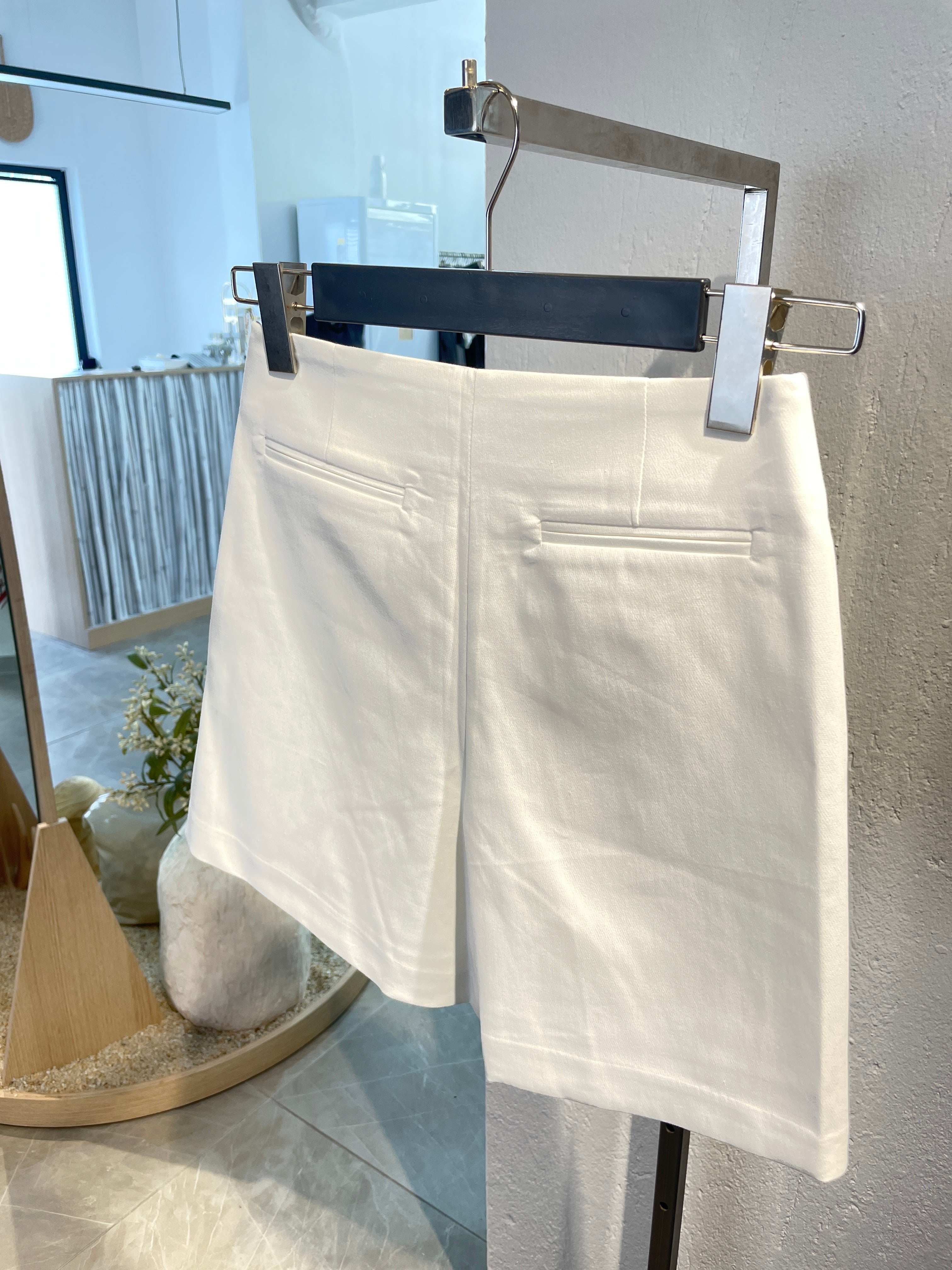 Cep Ve Yırtmaç Detaylı Şort Etek