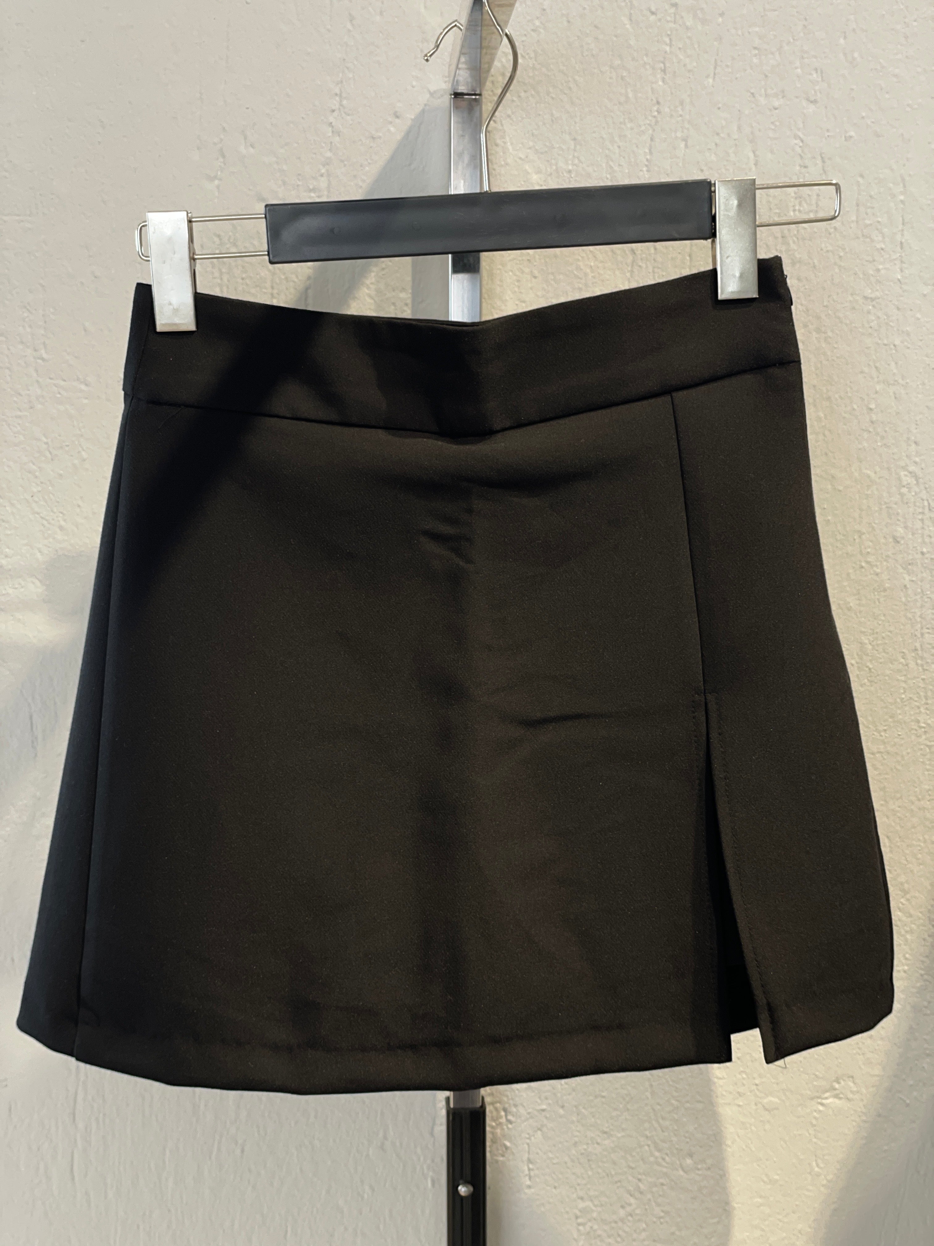 Siyah Yırtmaçlı Şort Etek