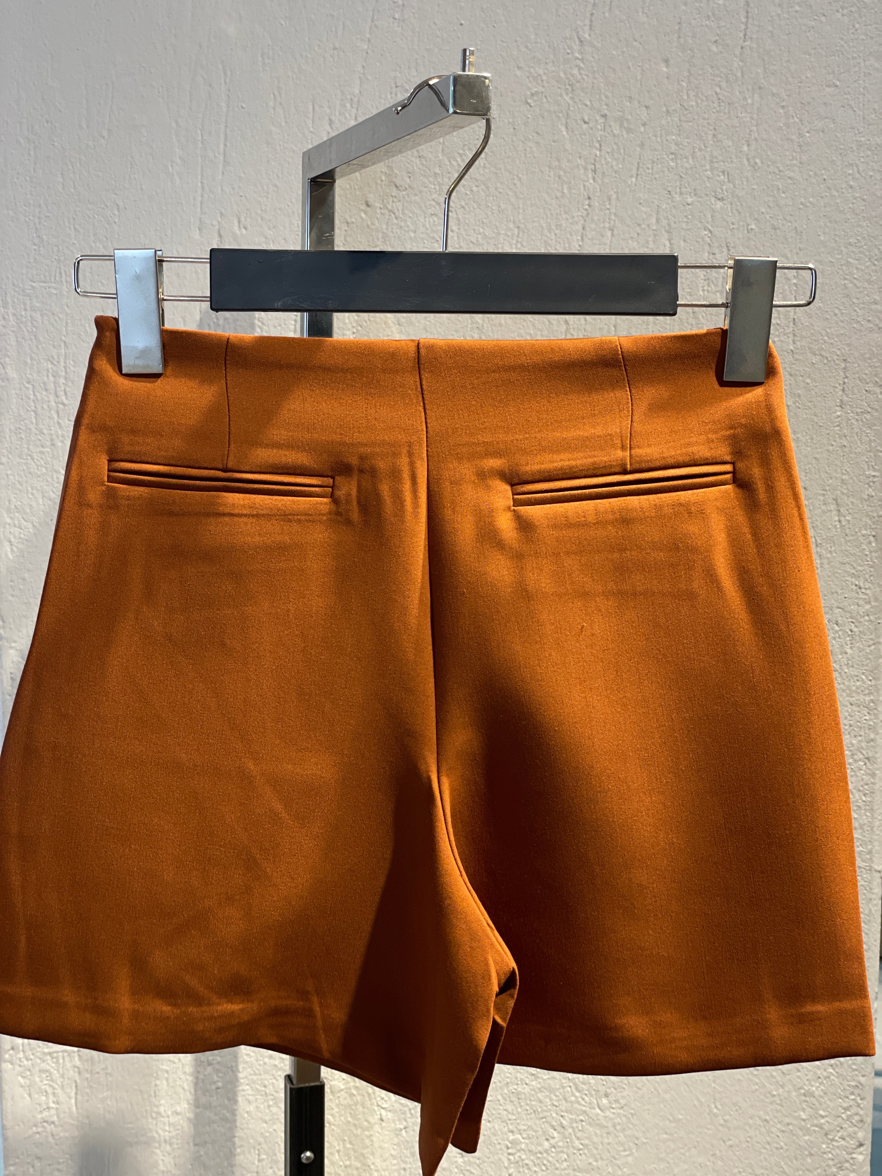 Cep Ve Yırtmaç Detaylı Şort Etek