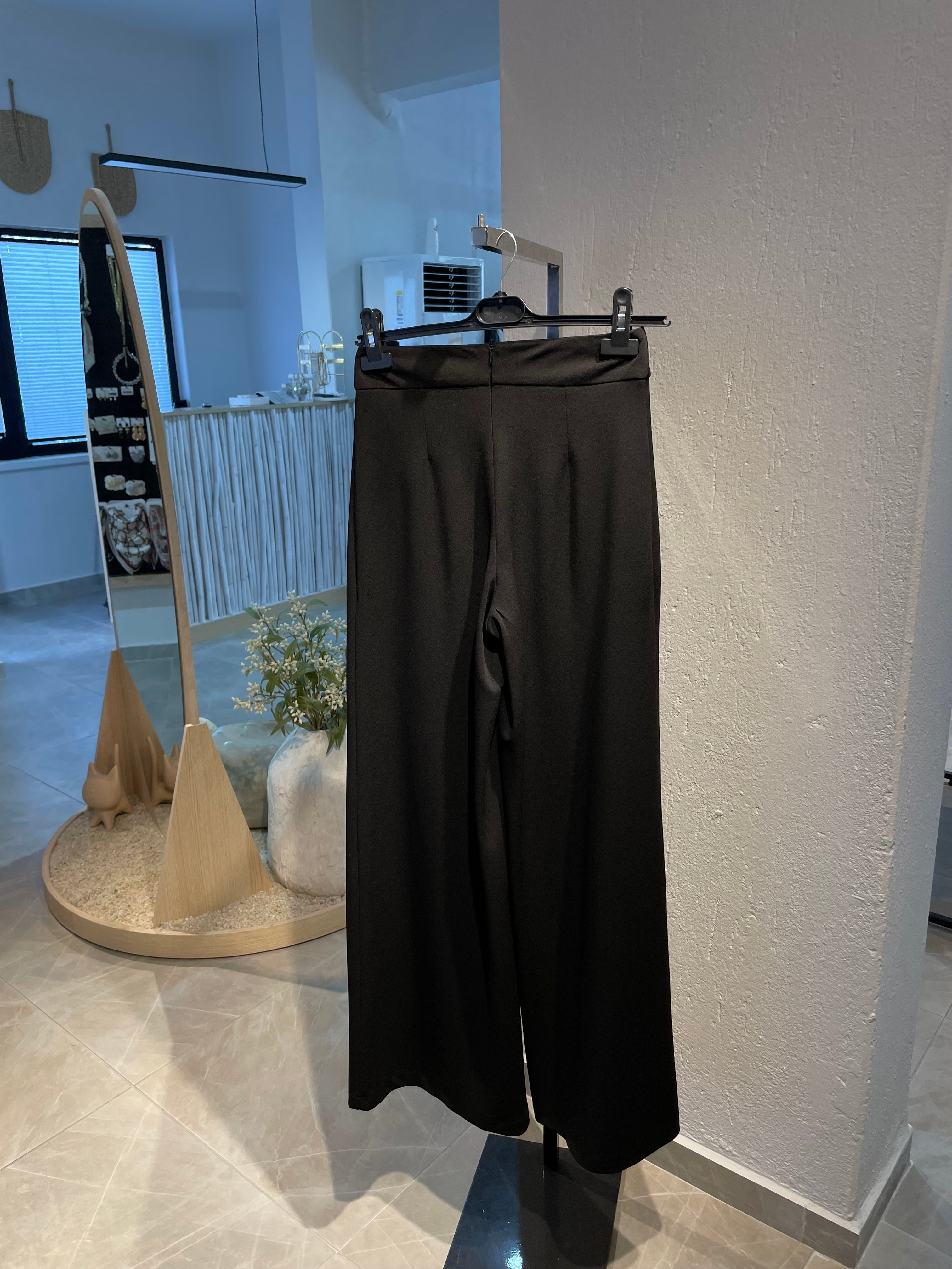 Önden Yırtmaçlı Kemer Detaylı Kumaş Pantolon