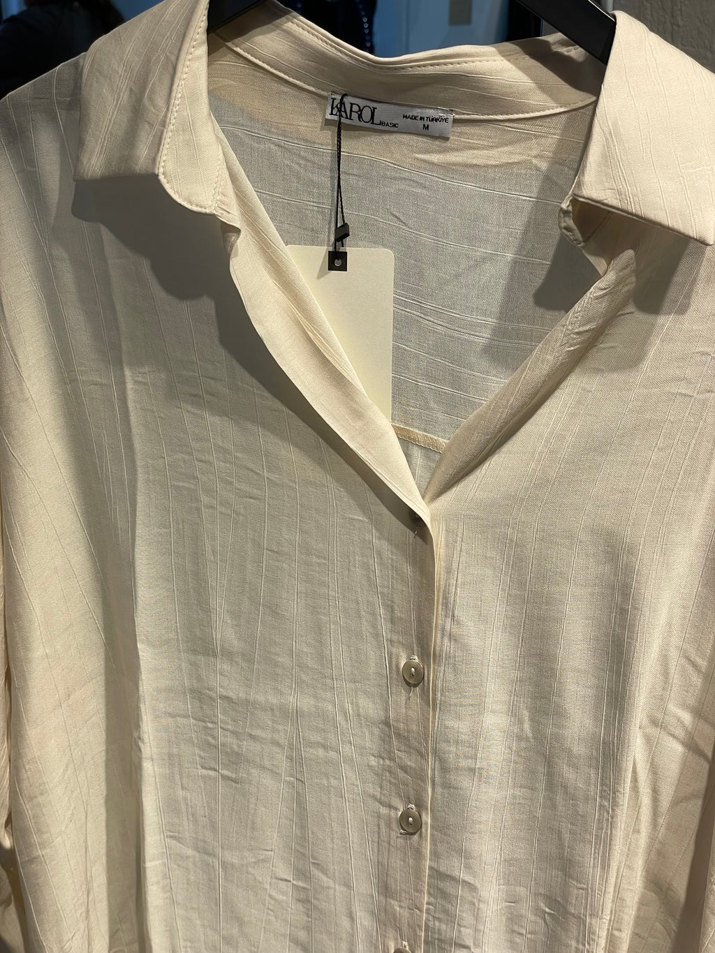 Marka Dökümlü Krem Gömlek