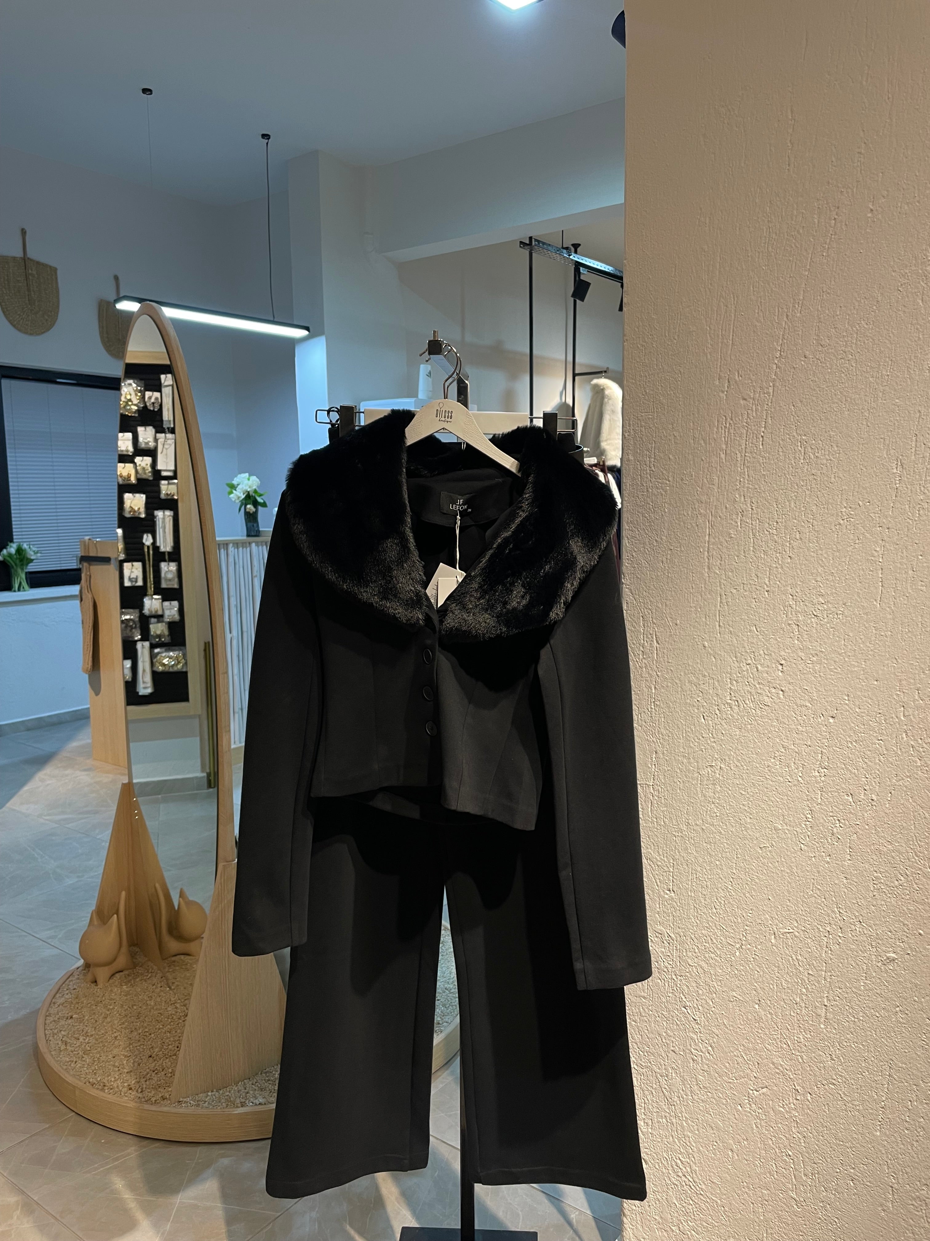 Şık Yakası Kürklü Düğmeli Takım