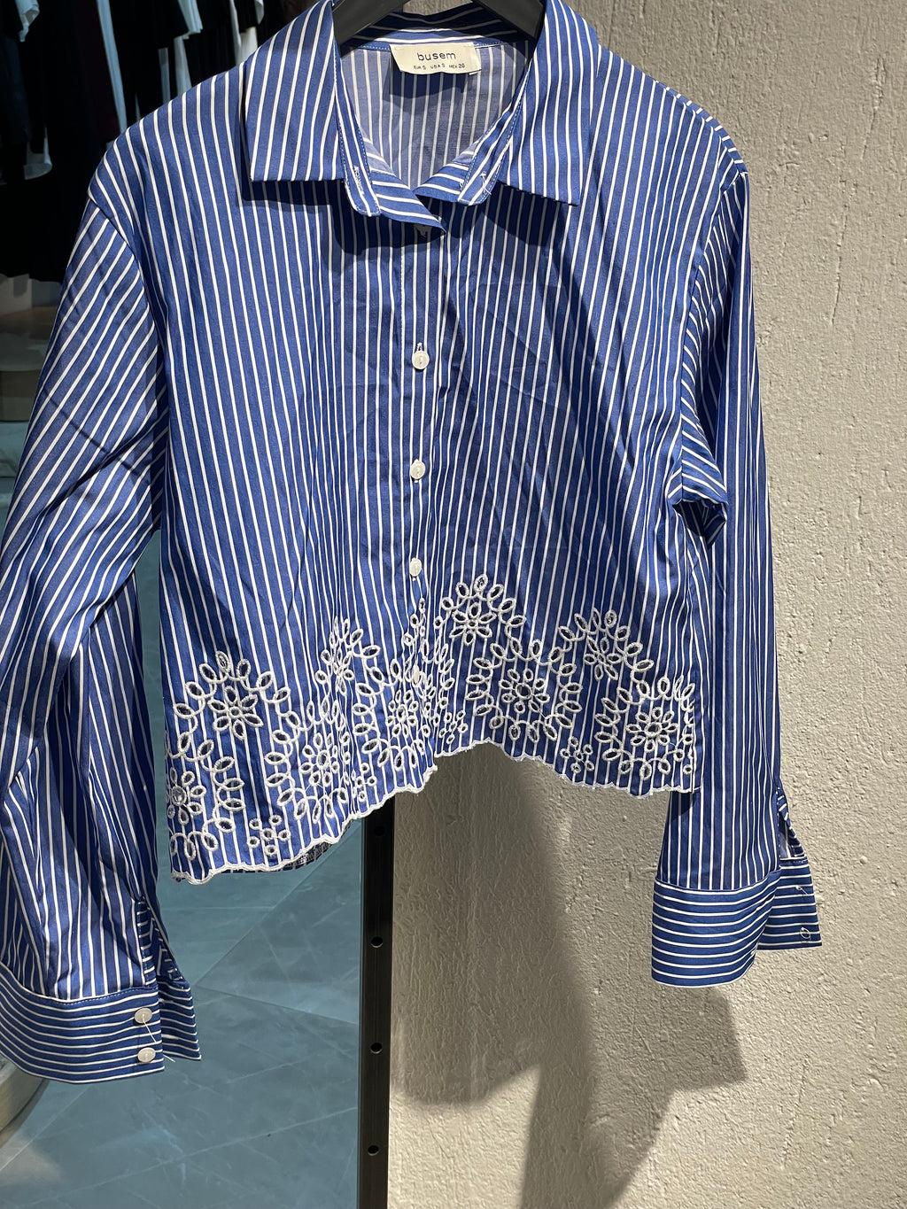 Çiçek Nakışlı Kısa Gömlek