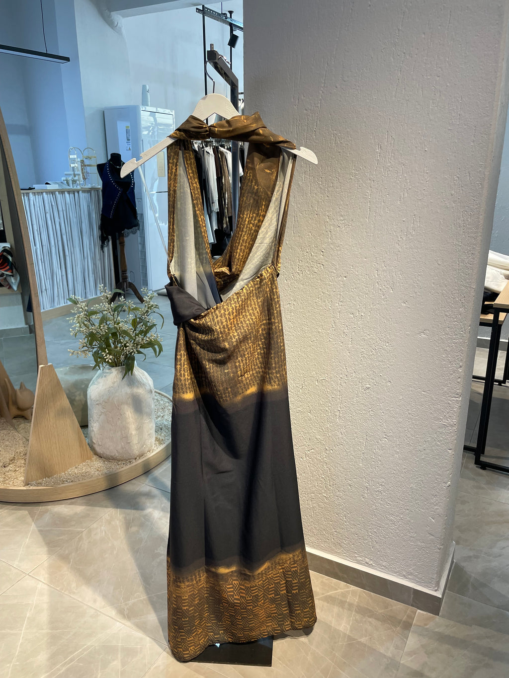 Desenli Asimetrik Kesim Dökümlü Uzun Elbise