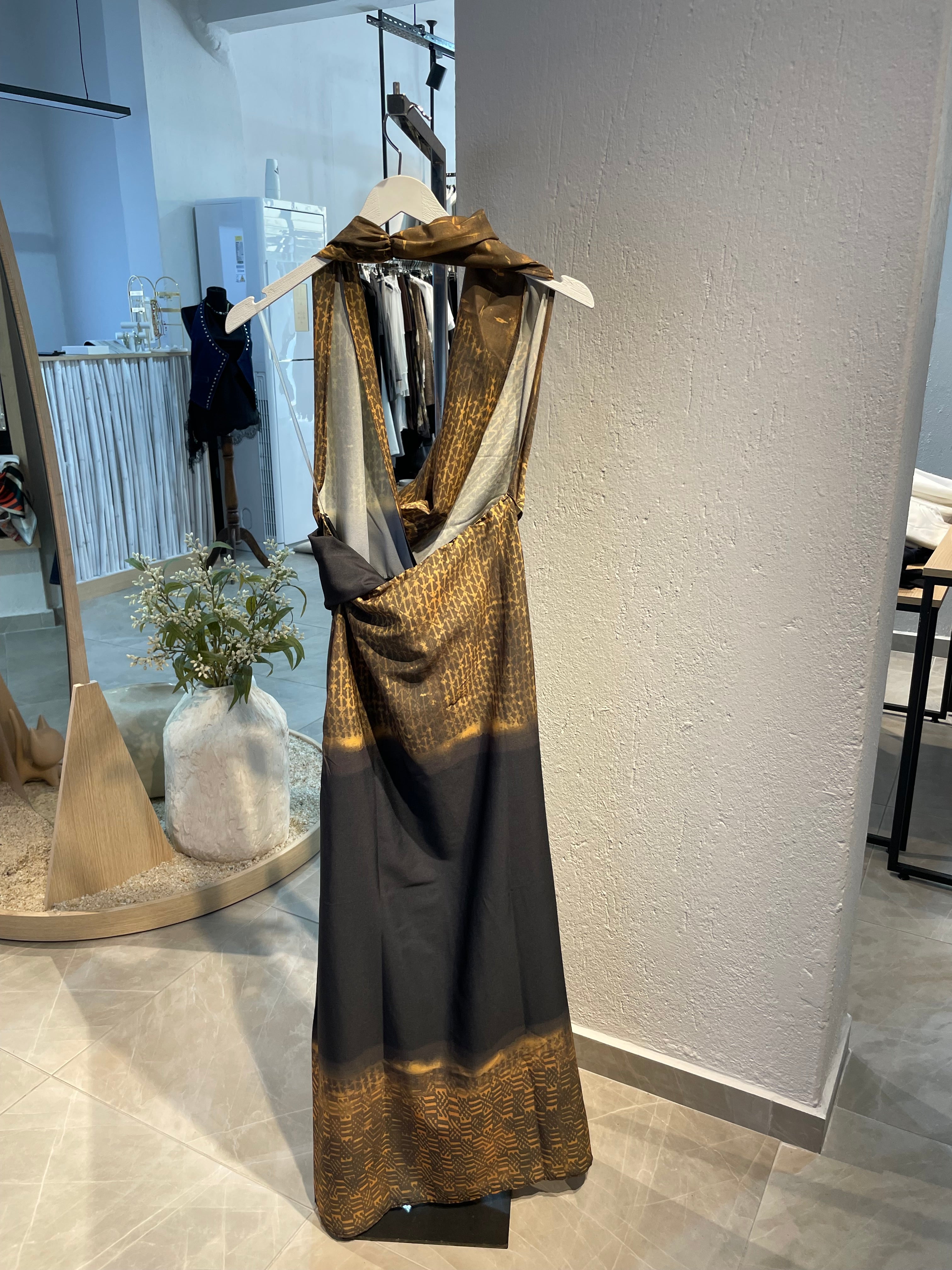 Desenli Asimetrik Kesim Dökümlü Uzun Elbise