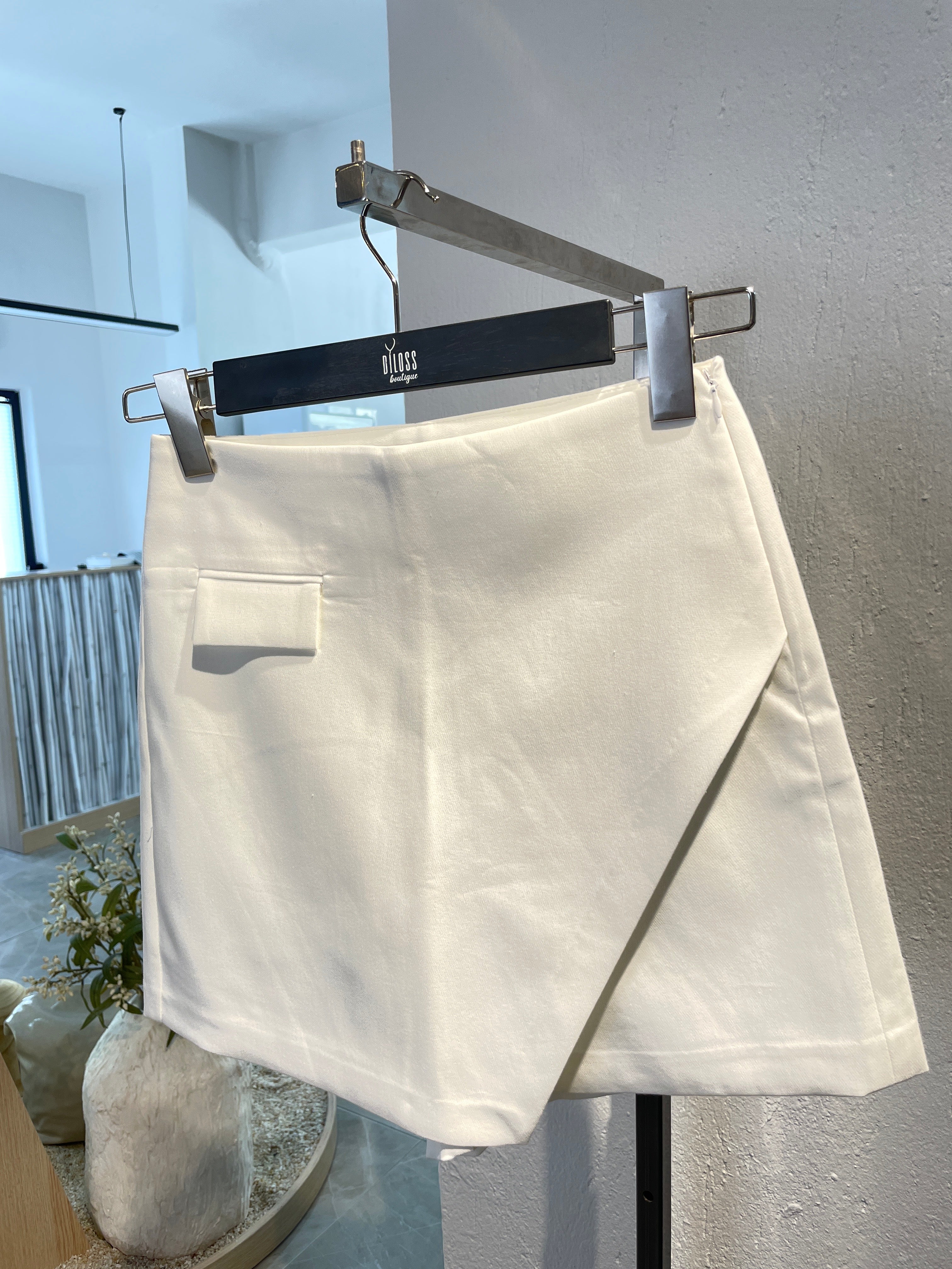 Cep Ve Yırtmaç Detaylı Şort Etek