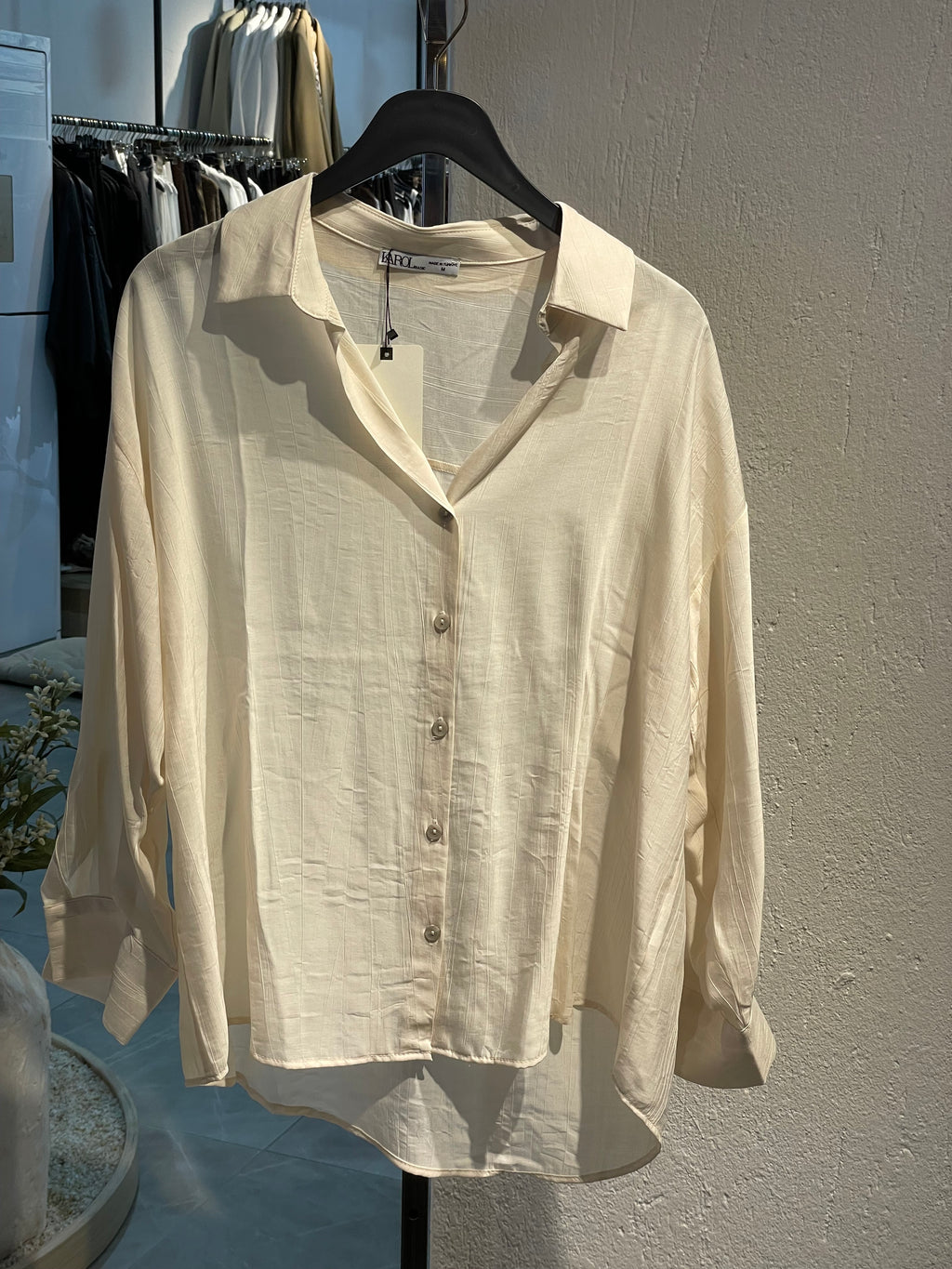 Marka Dökümlü Krem Gömlek