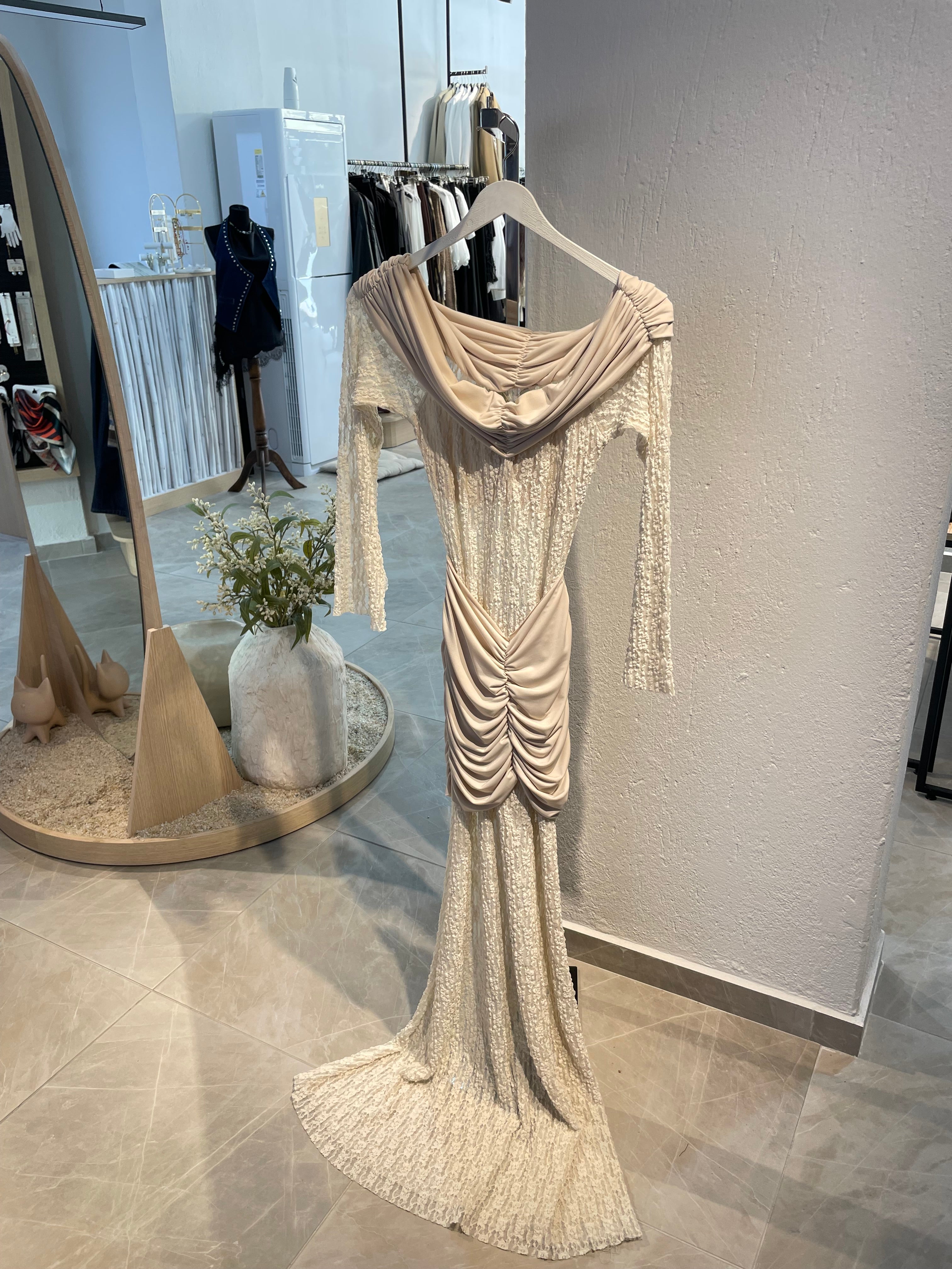 Dantel Detaylı Uzun Davet Elbisesi