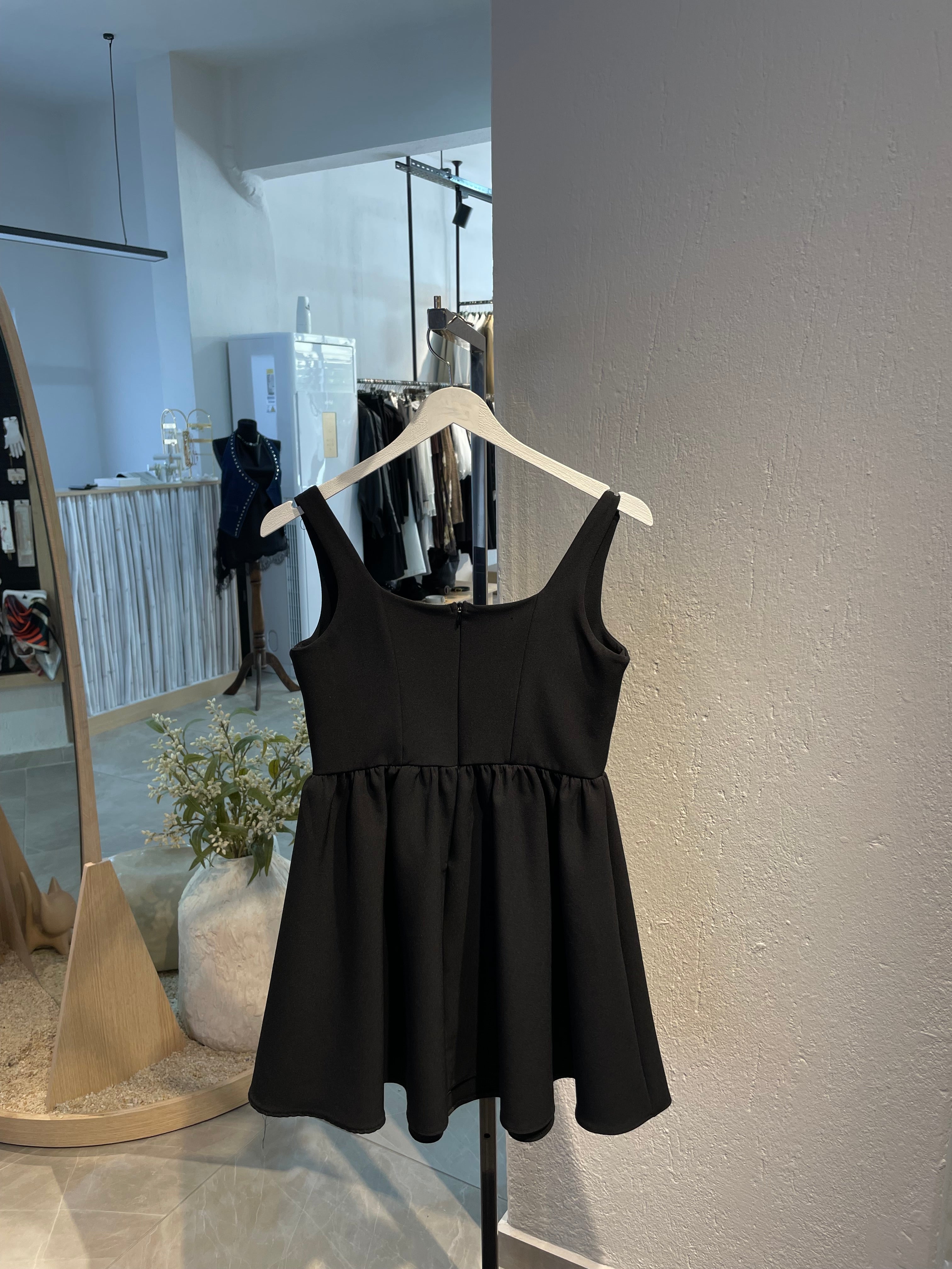 Siyah Kısa Belden Kloş Elbise