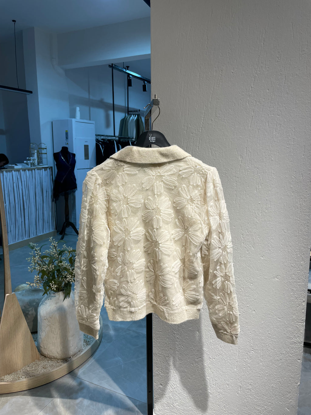 Krem Çiçekli ve Pul Detaylı Hırka