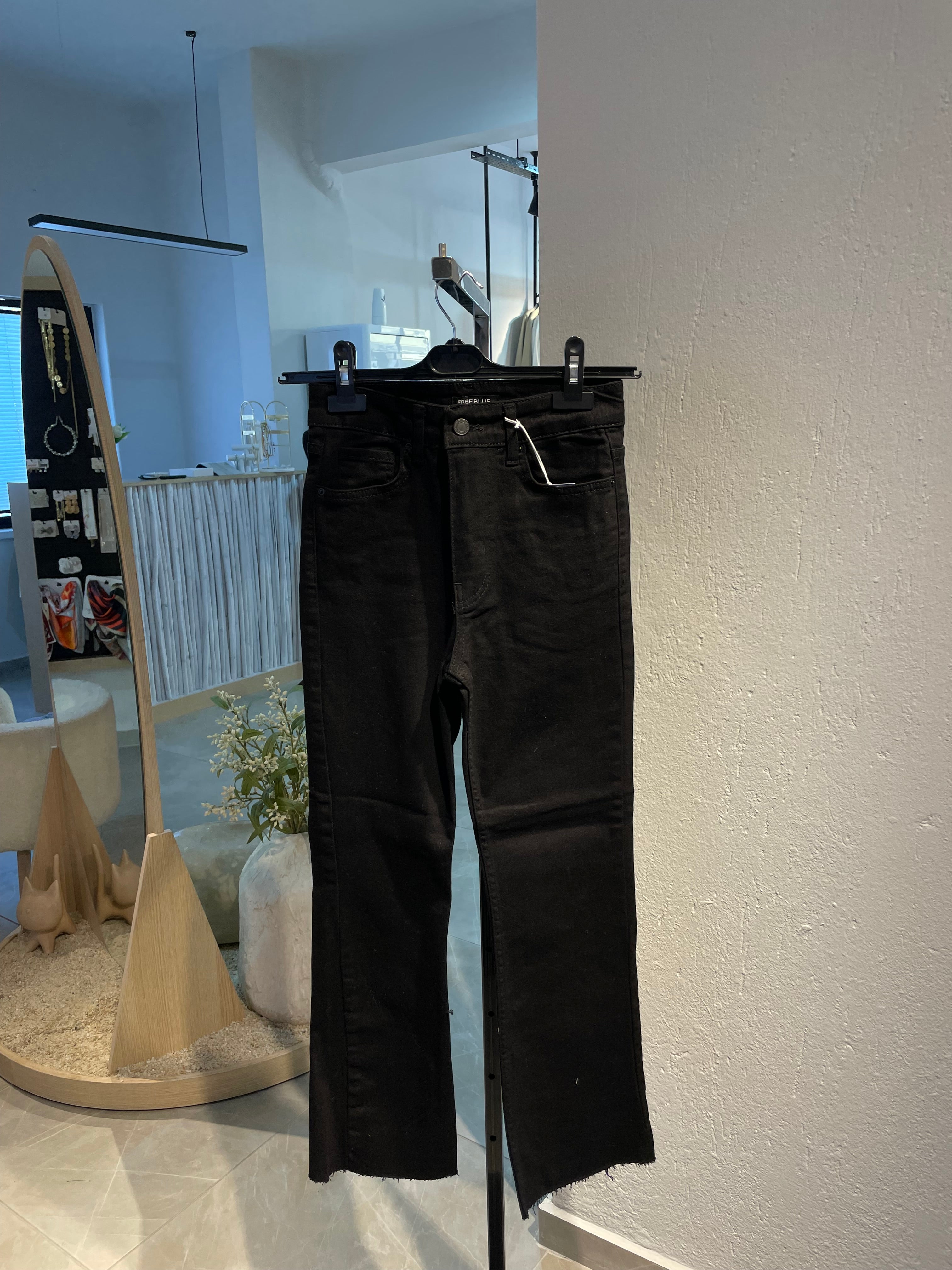 Siyah Düz Kesim Jean