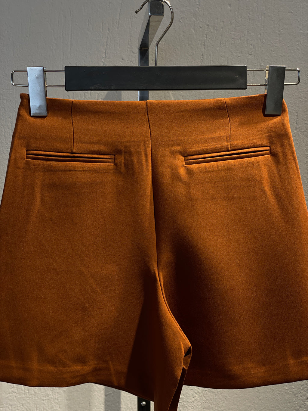 Cep Ve Yırtmaç Detaylı Şort Etek