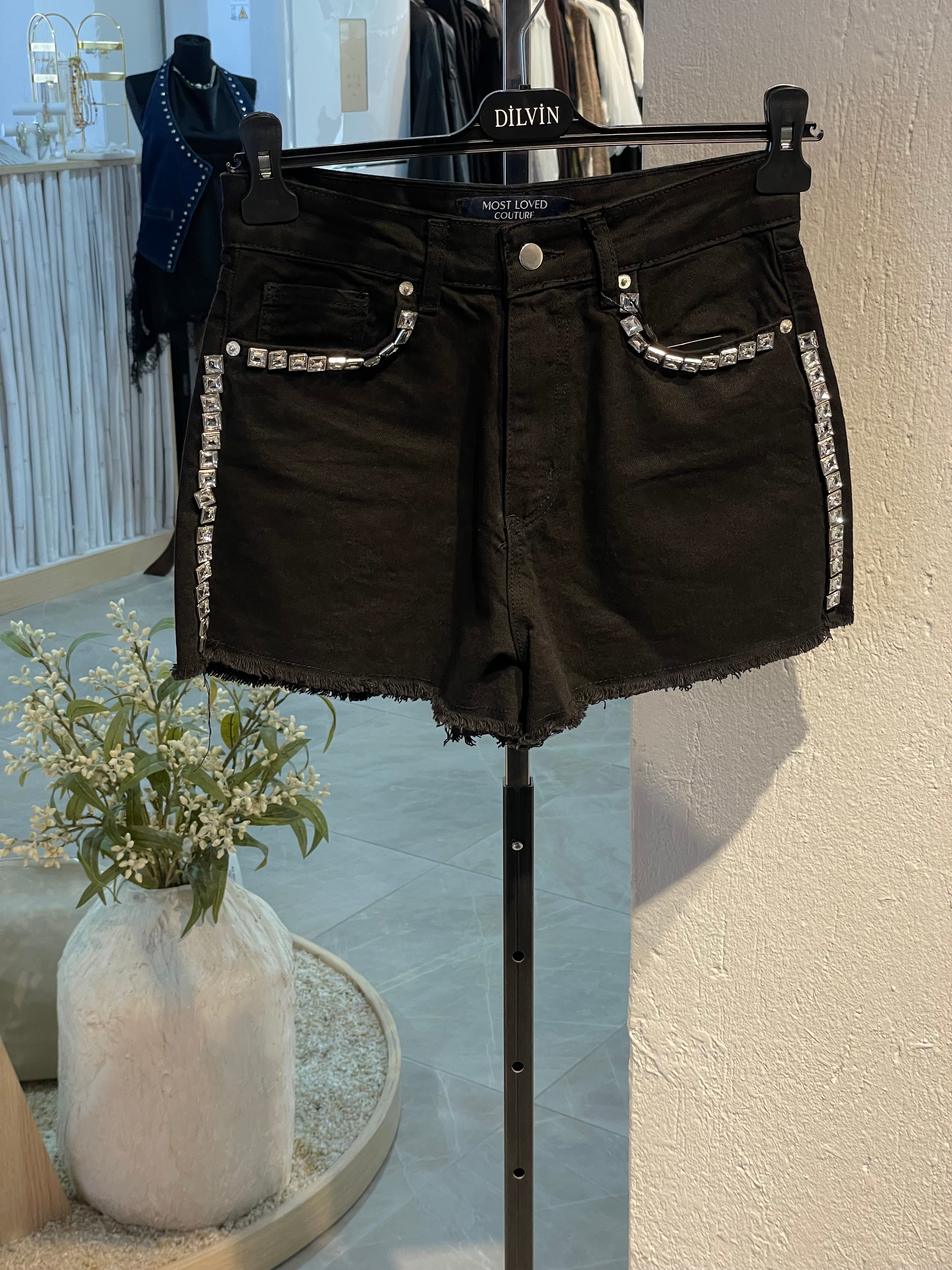 Taş Detaylı Kısa Şort