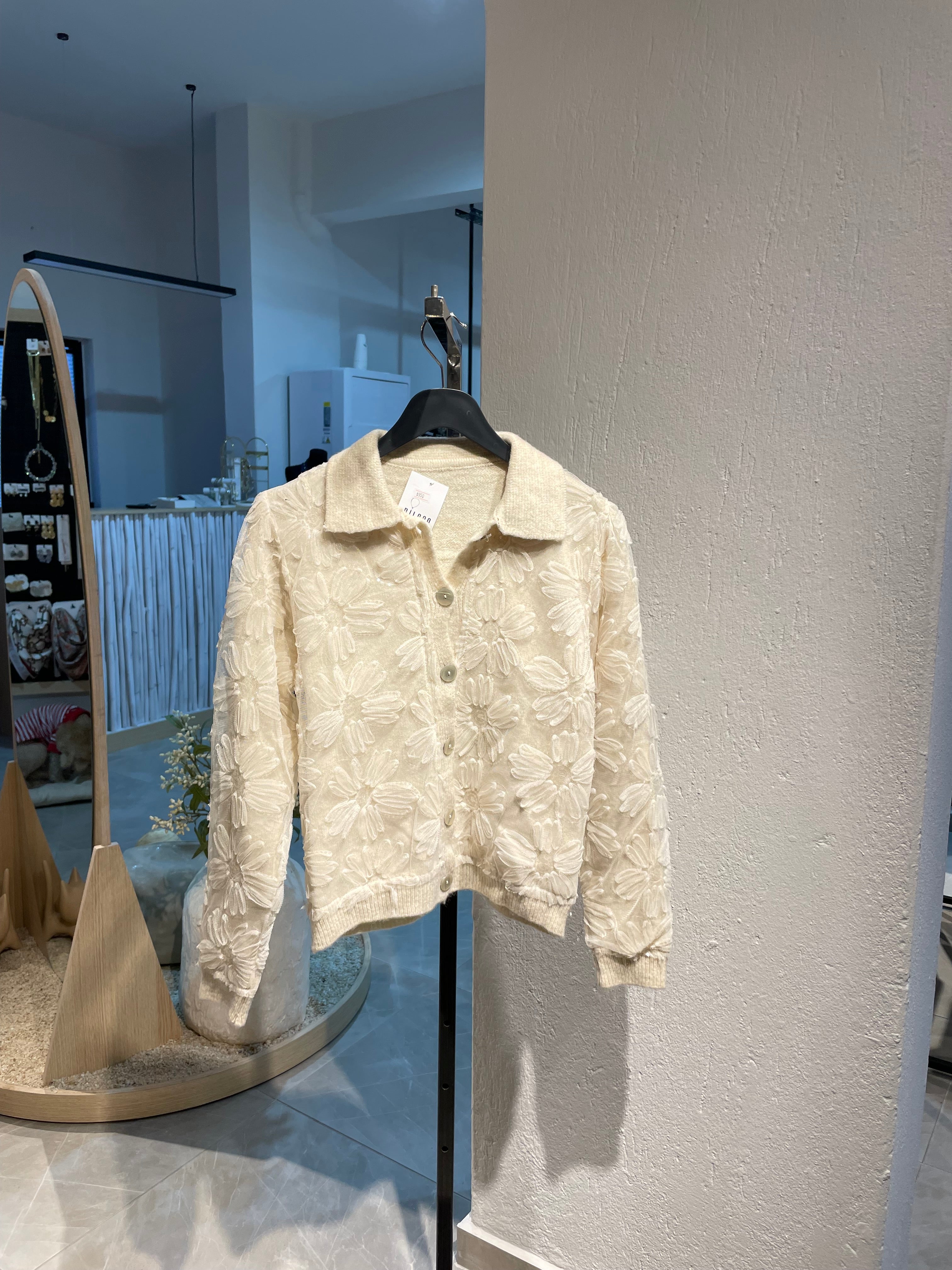 Krem Çiçekli ve Pul Detaylı Hırka