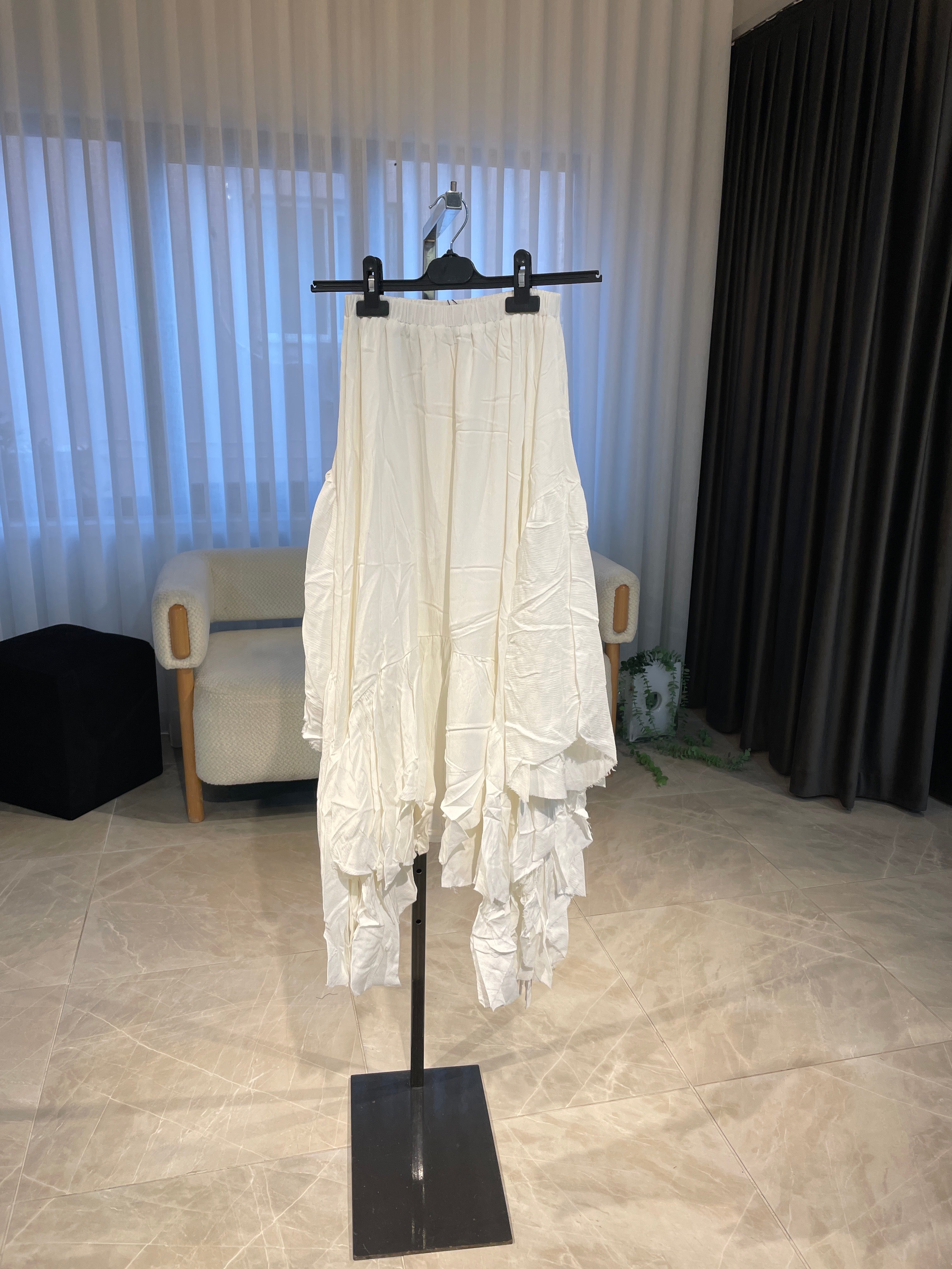 Asimetrik Kesim Beyaz Etek