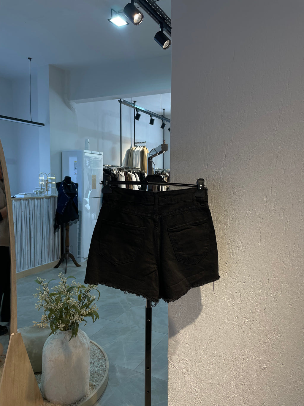 Taş Detaylı Kısa Şort