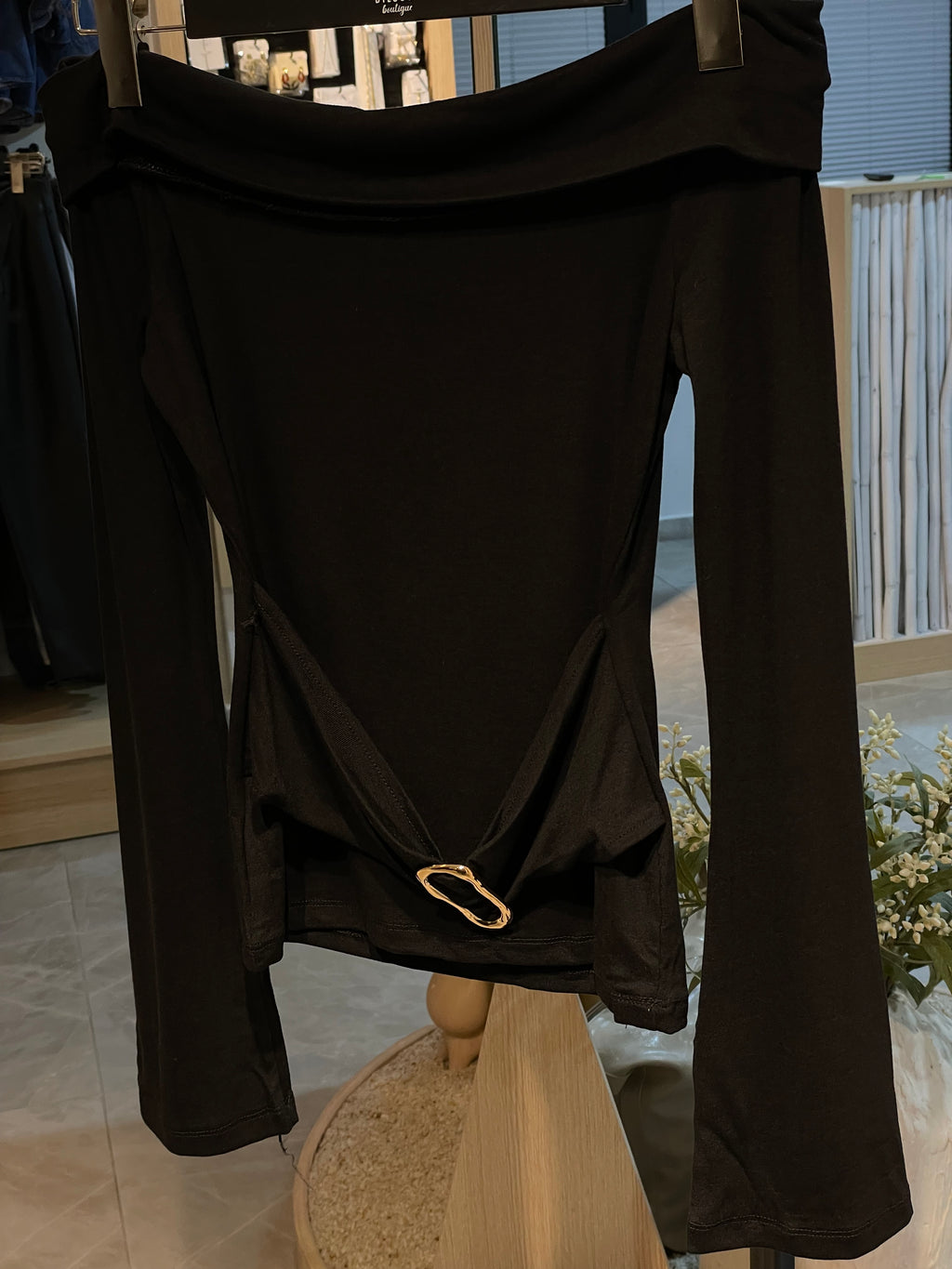 Tokalı Kayık Yaka Bluz