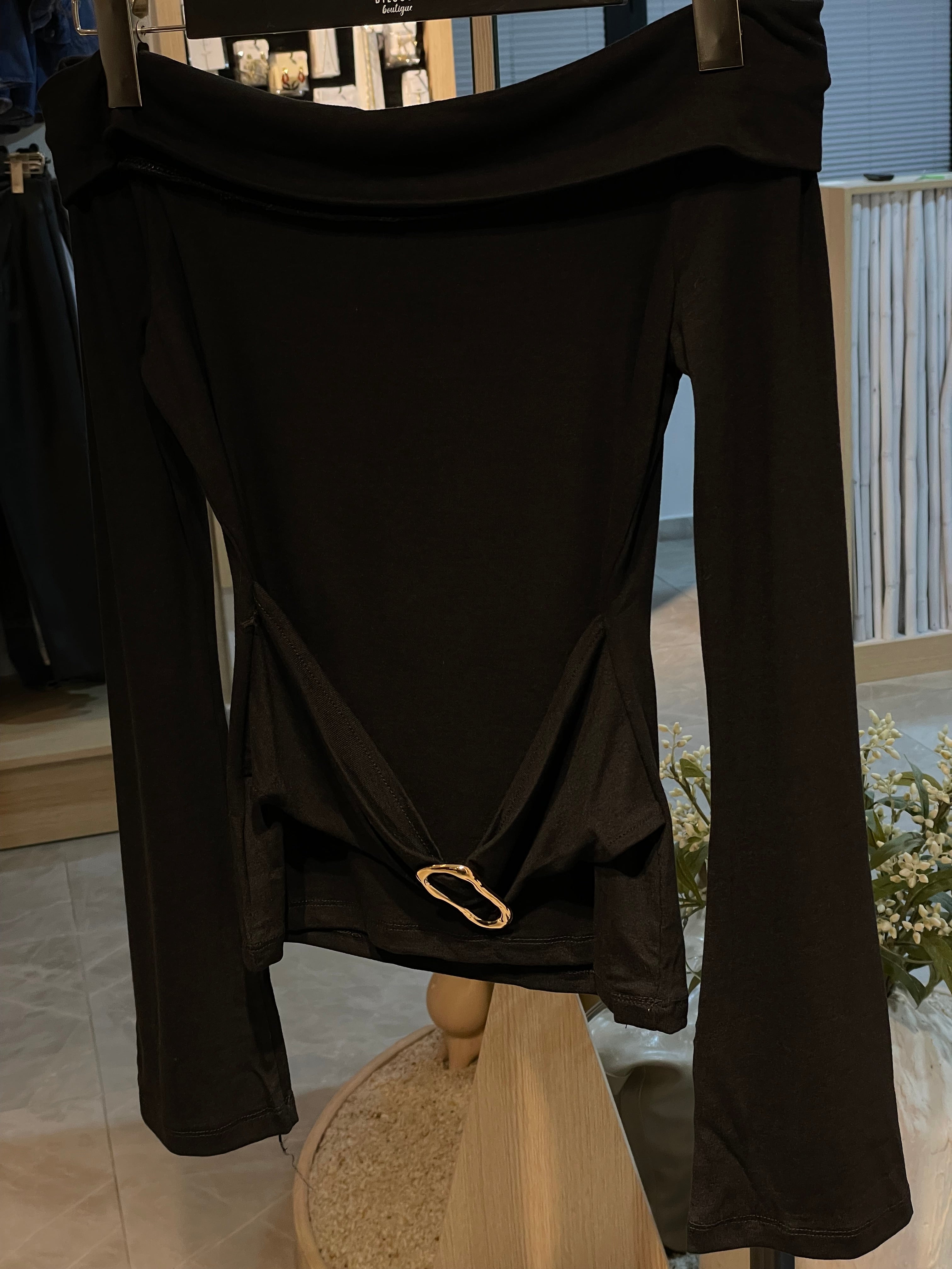 Tokalı Kayık Yaka Bluz