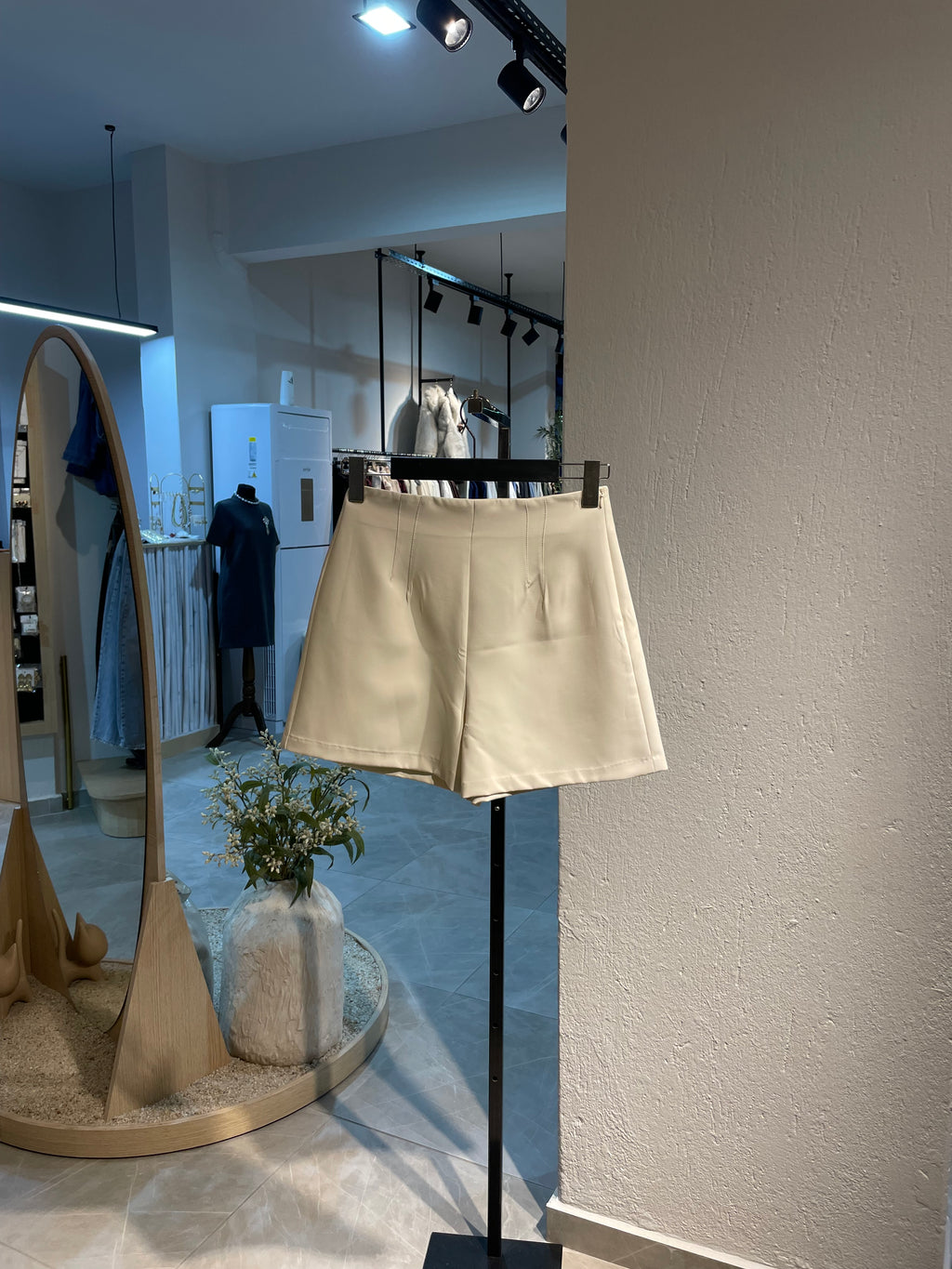 Ekru Düz Kesim Şort