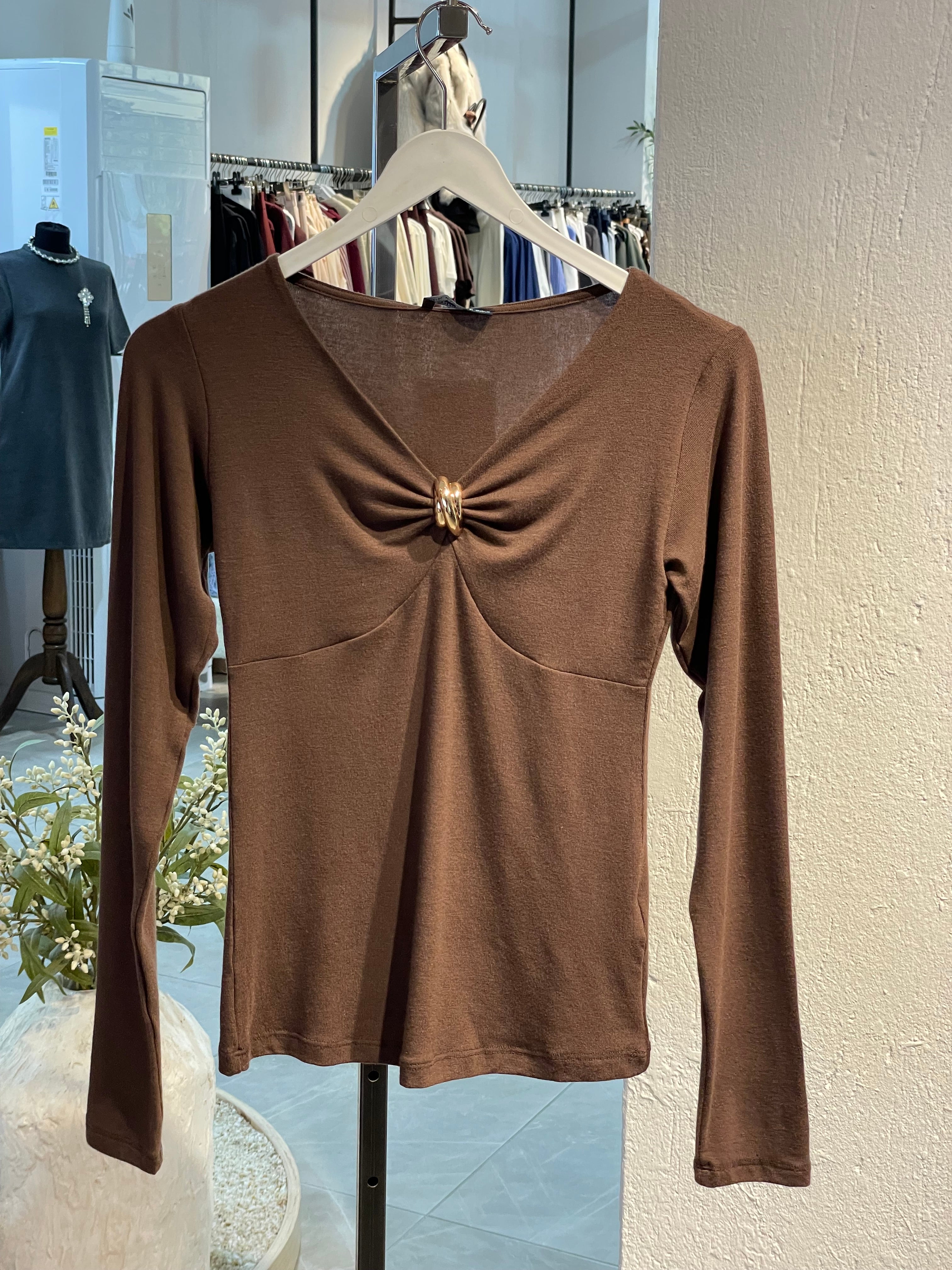 Yakası Tokalı Bluz