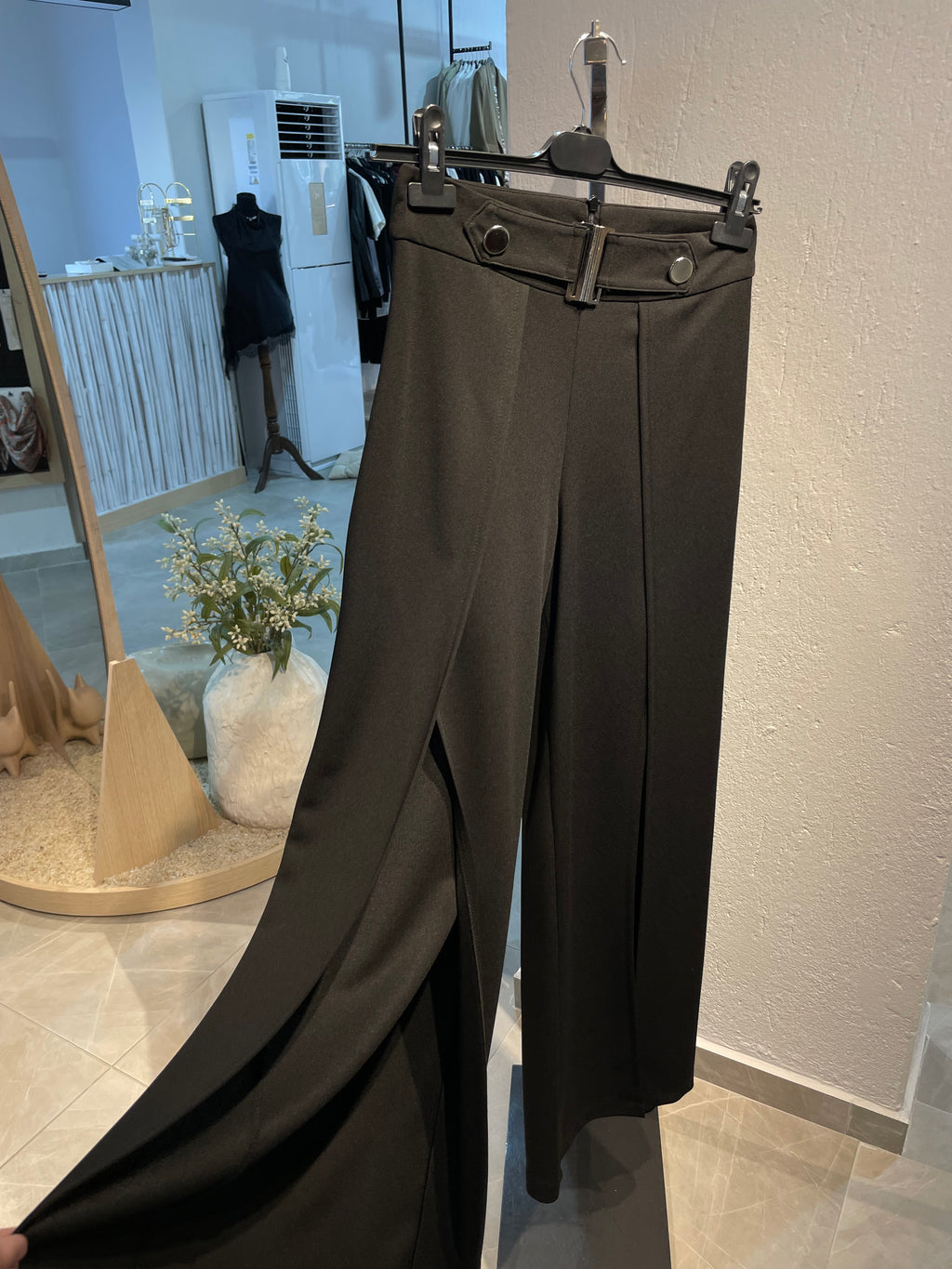 Önden Yırtmaçlı Kemer Detaylı Kumaş Pantolon